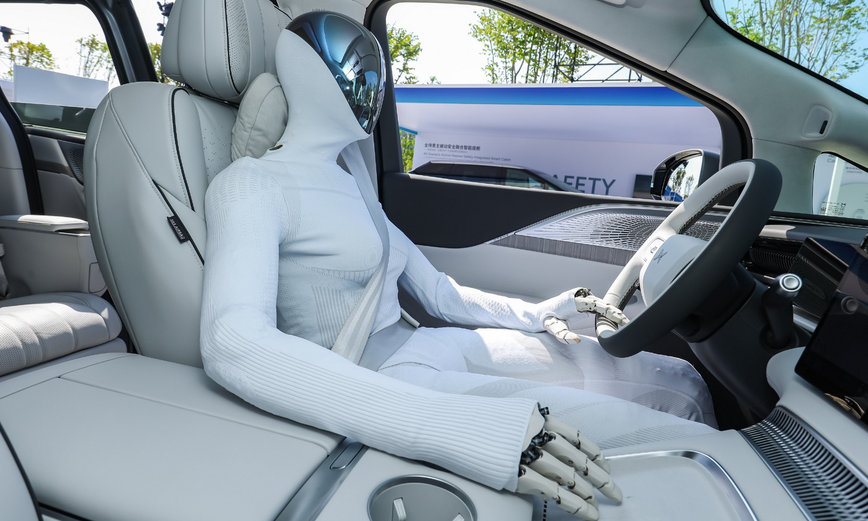 不画大饼!何小鹏确认机器人明年上岗测试,特斯拉迎来最强对手?