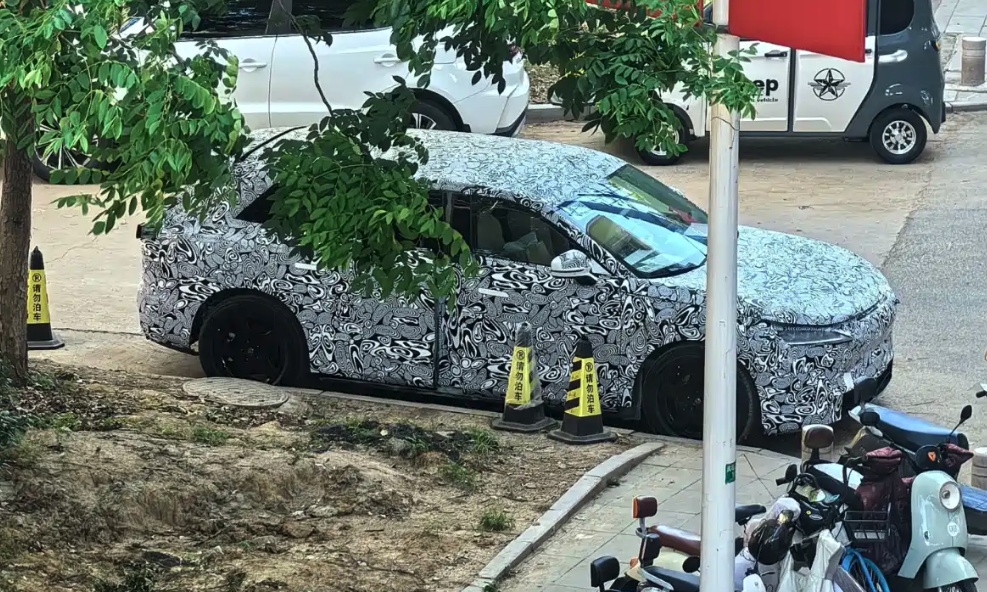 智界全新大型SUV曝光！与问界M9会师，硬刚理想i8？