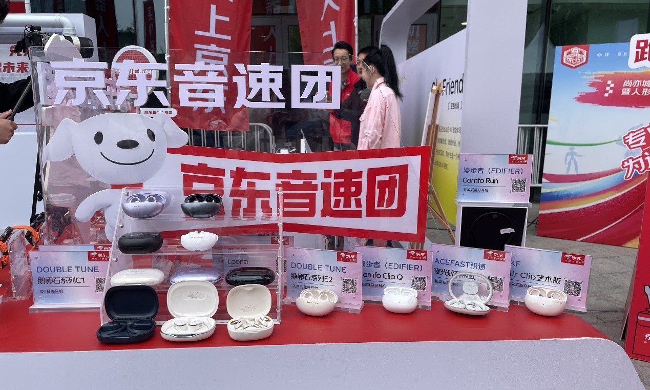 不只是耳机更是AI朋友 Ola Friend智能体耳机亮相亦庄马拉松