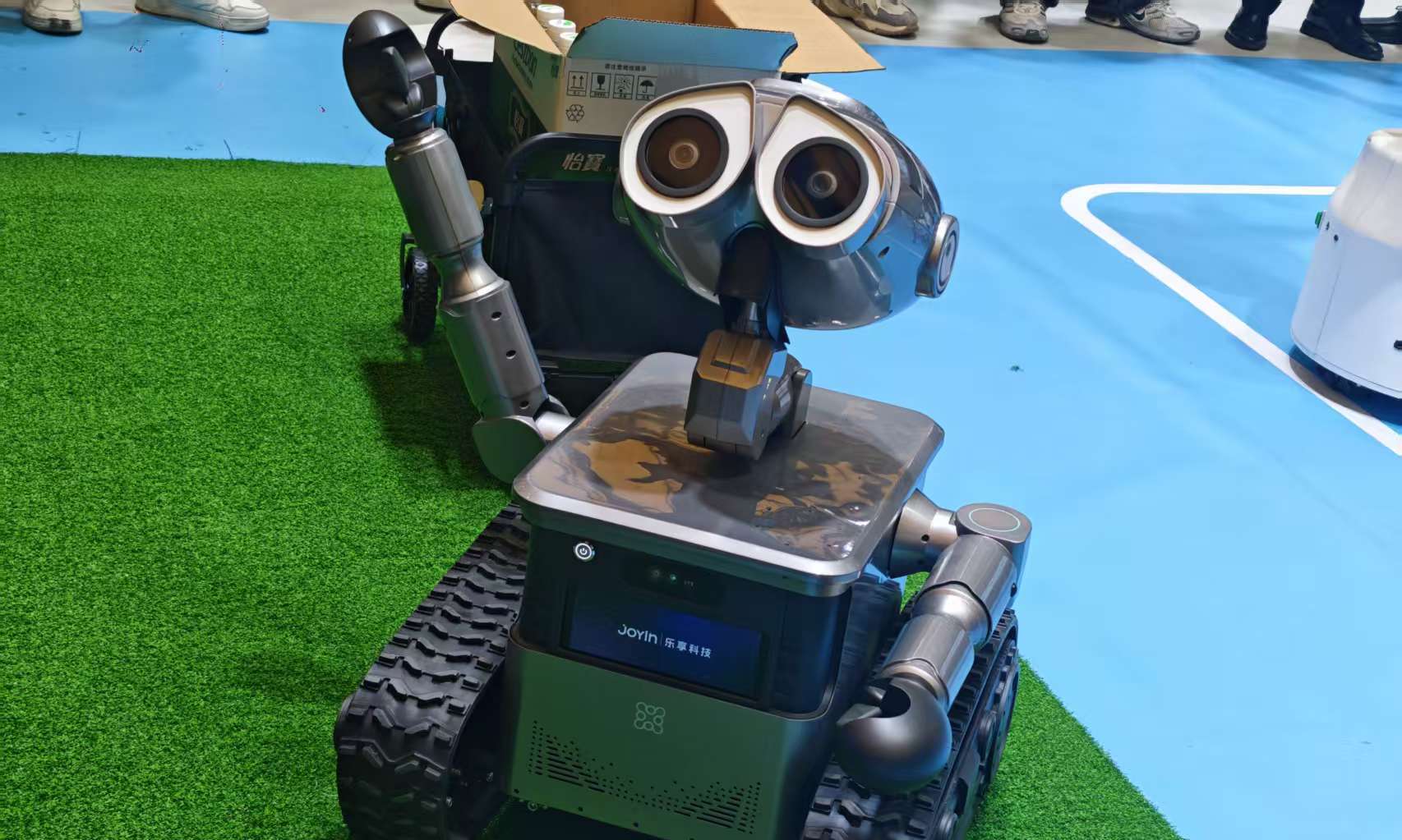 「瓦力」机器人亮相AWE，元点智能交出务实答卷，意图打开大众市场？