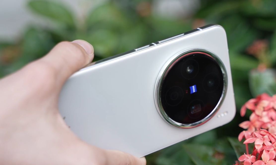 vivo X200大战上代“老旗舰”：新机很强，但老机子也香