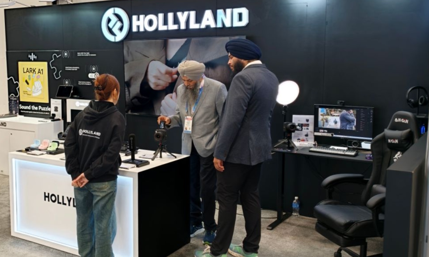 AI直播相机成全场焦点，老外排队体验，HOLLYLAND猛玛CES展台火了！