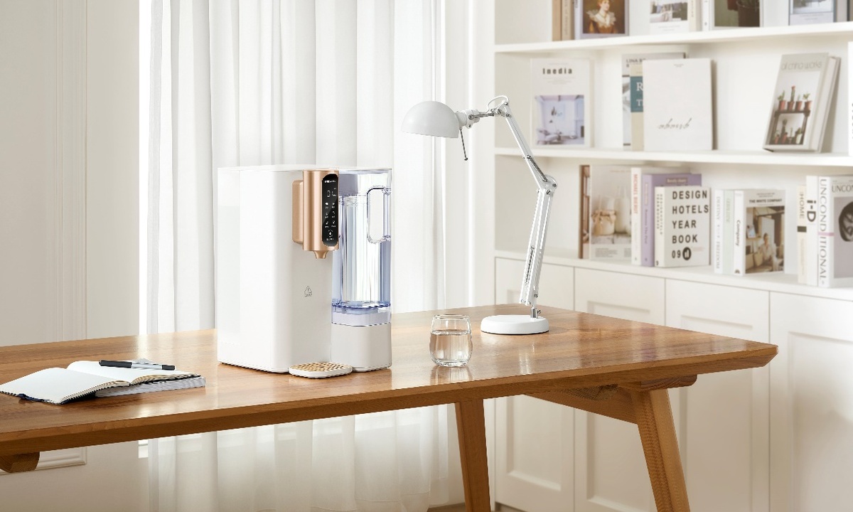 桌面净水器爆发!这届年轻人买不起农夫山泉,现场制水喝个痛快