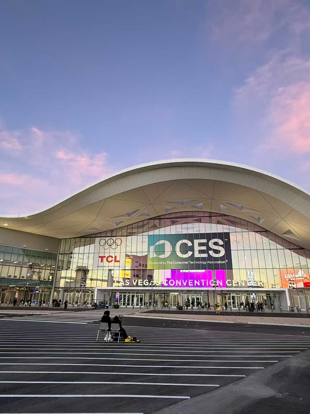 终于上桌吃饭！AI眼镜分野于CES：独立重要智能体更重要(图1)