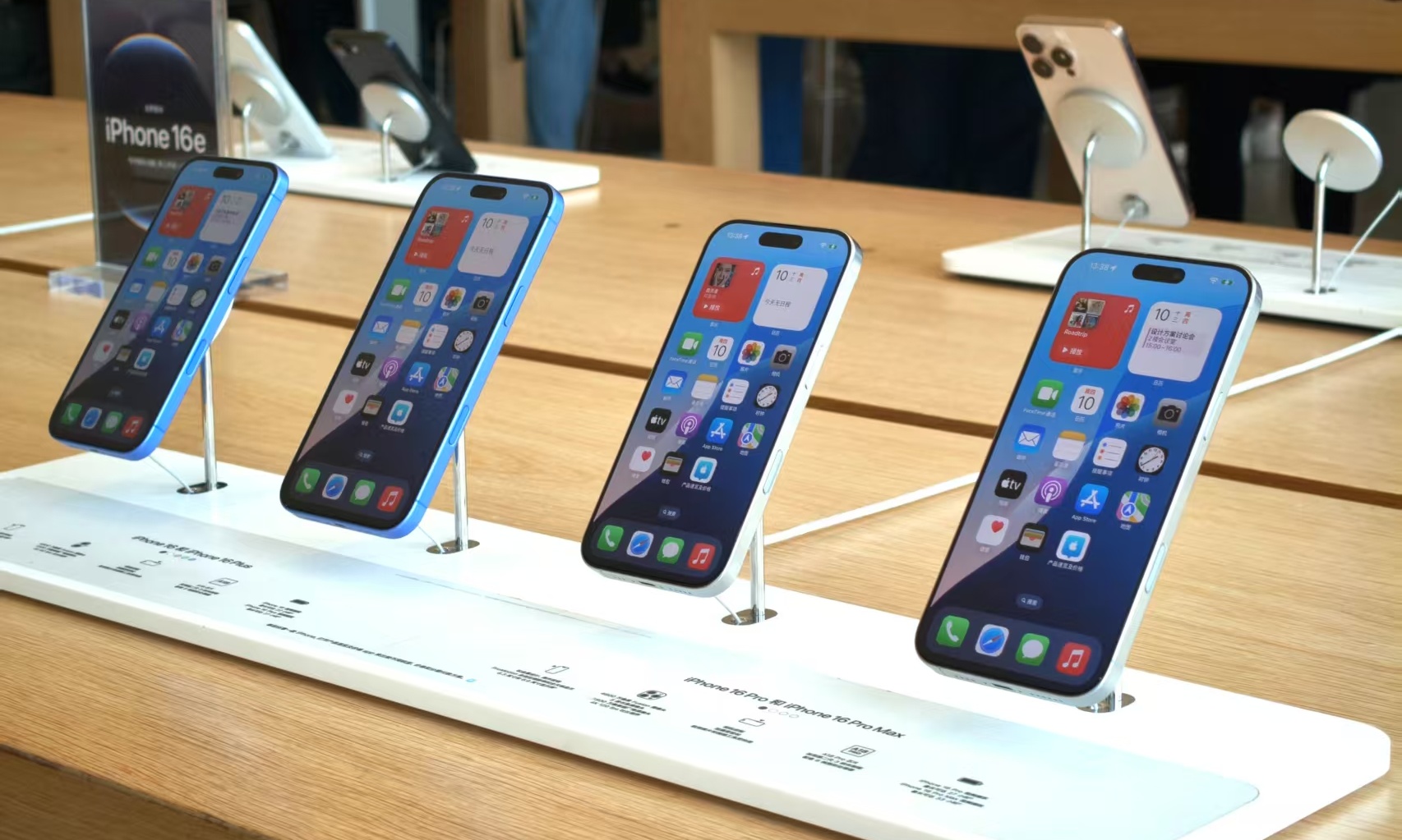 iPhone全球涨价正酝酿！消费者淡定观望，国产手机虎视眈眈