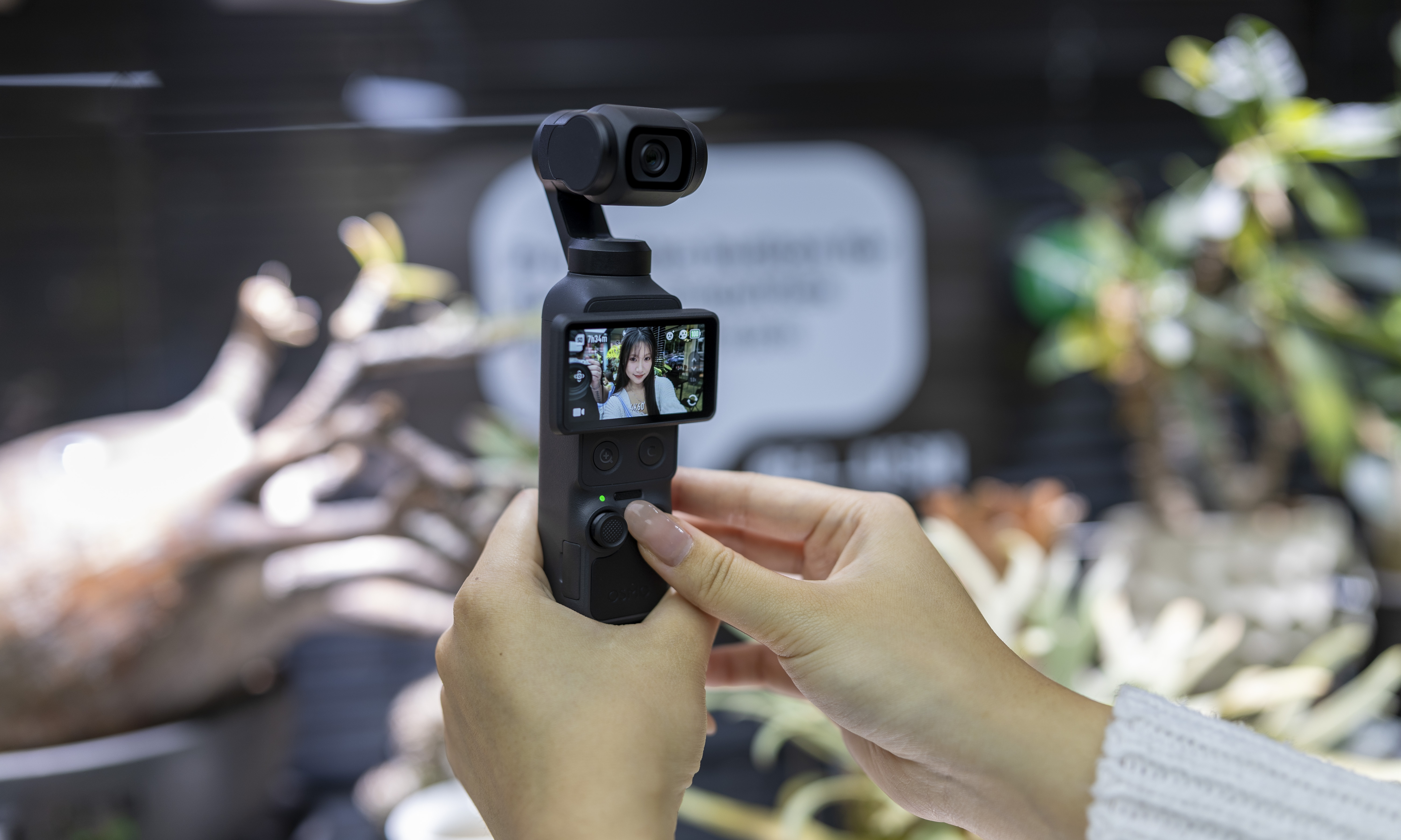 从审美定义到硬件大底：大疆 Pocket 4 凭什么成为人像「天花板」？