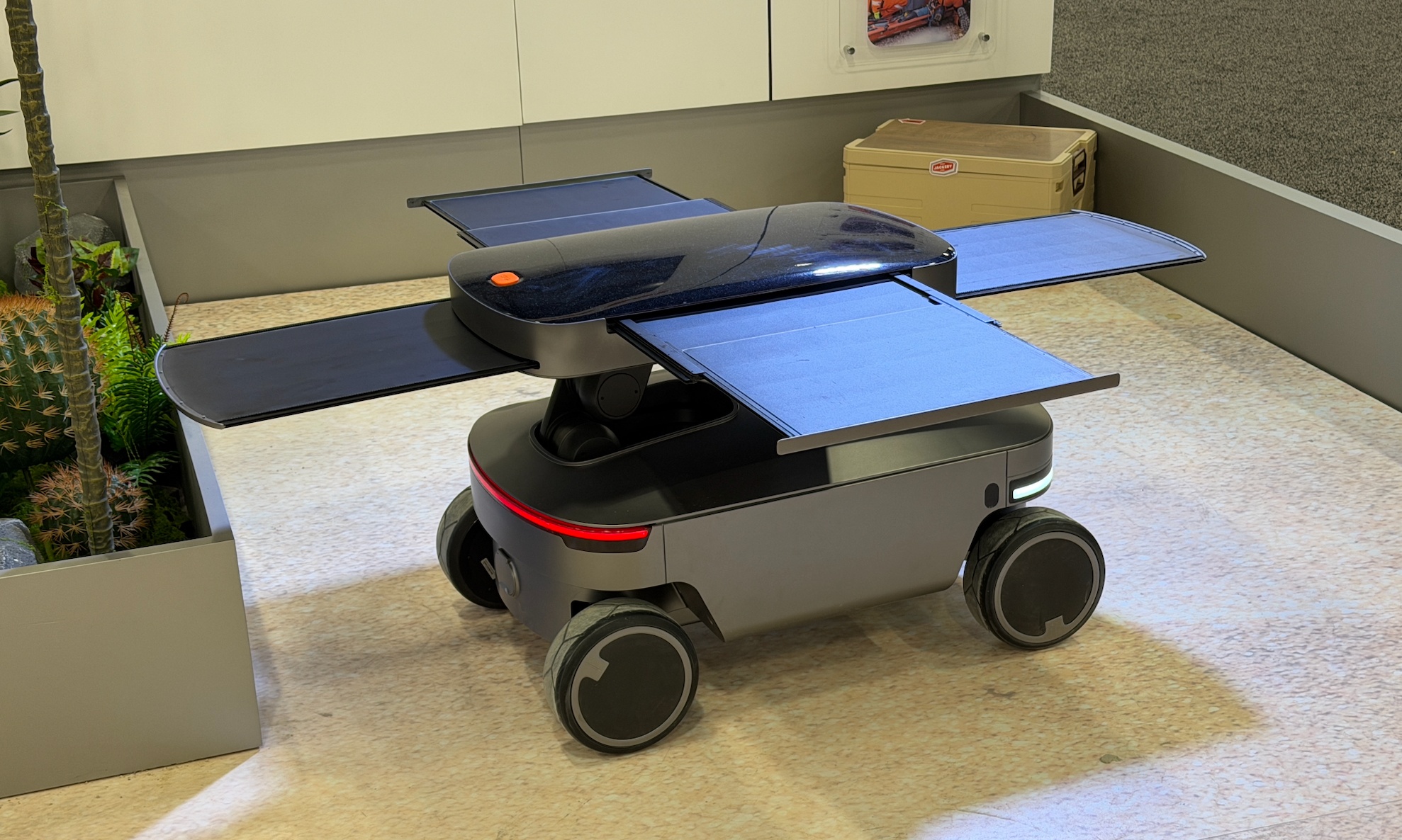 追光而行，华宝新能的「光储机器人」，在CES交出能源自主新答卷