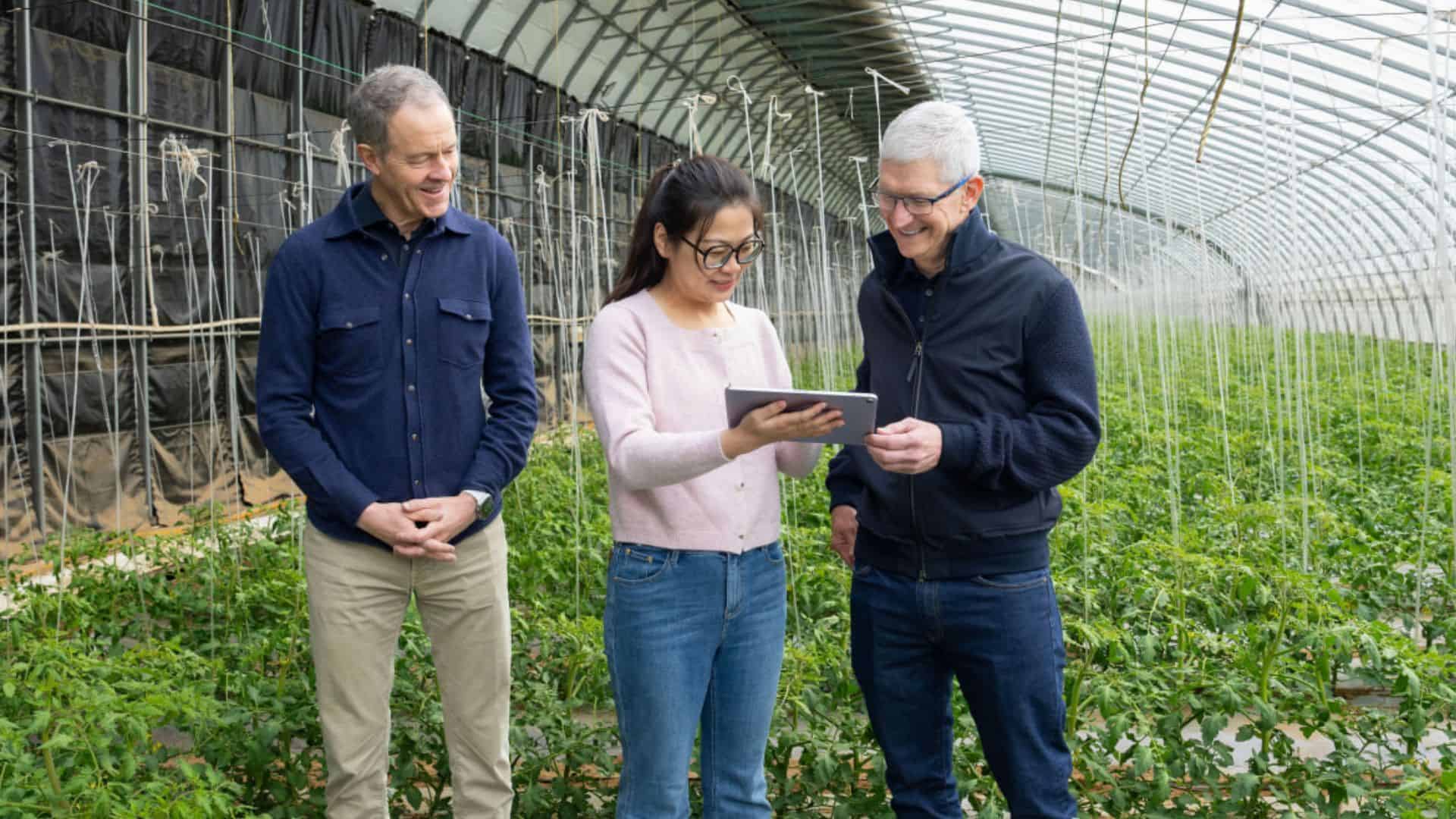 Jeff-Williams-Tim-Cook-in-China-.jpg