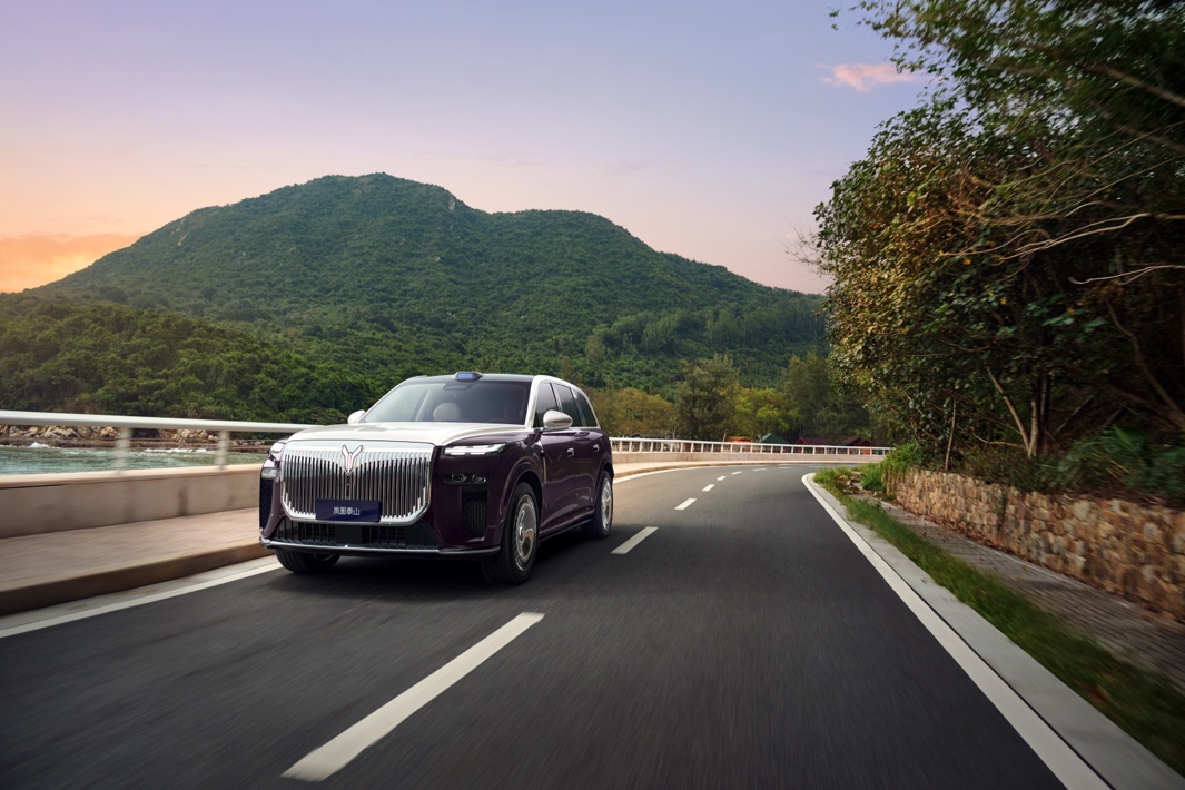 在公路上行驶的汽车
AI 生成的内容可能不正确。