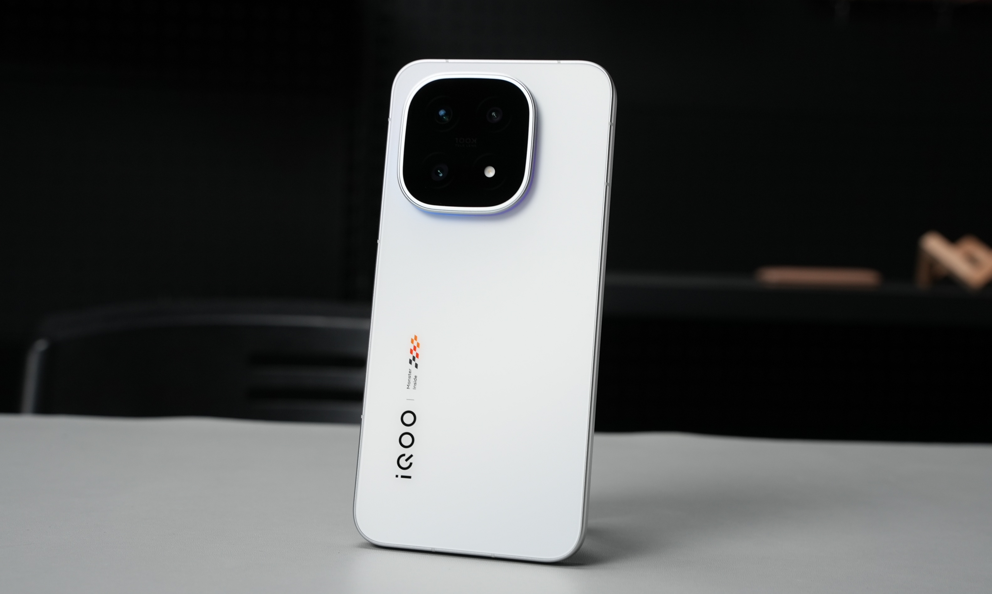 4199元起！iQOO 15评测：游戏性能满分，拍照存在短板