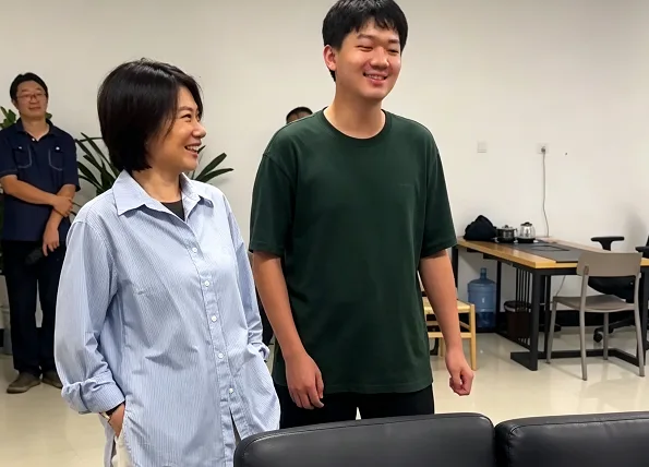 董明珠现身格力技工学校.png