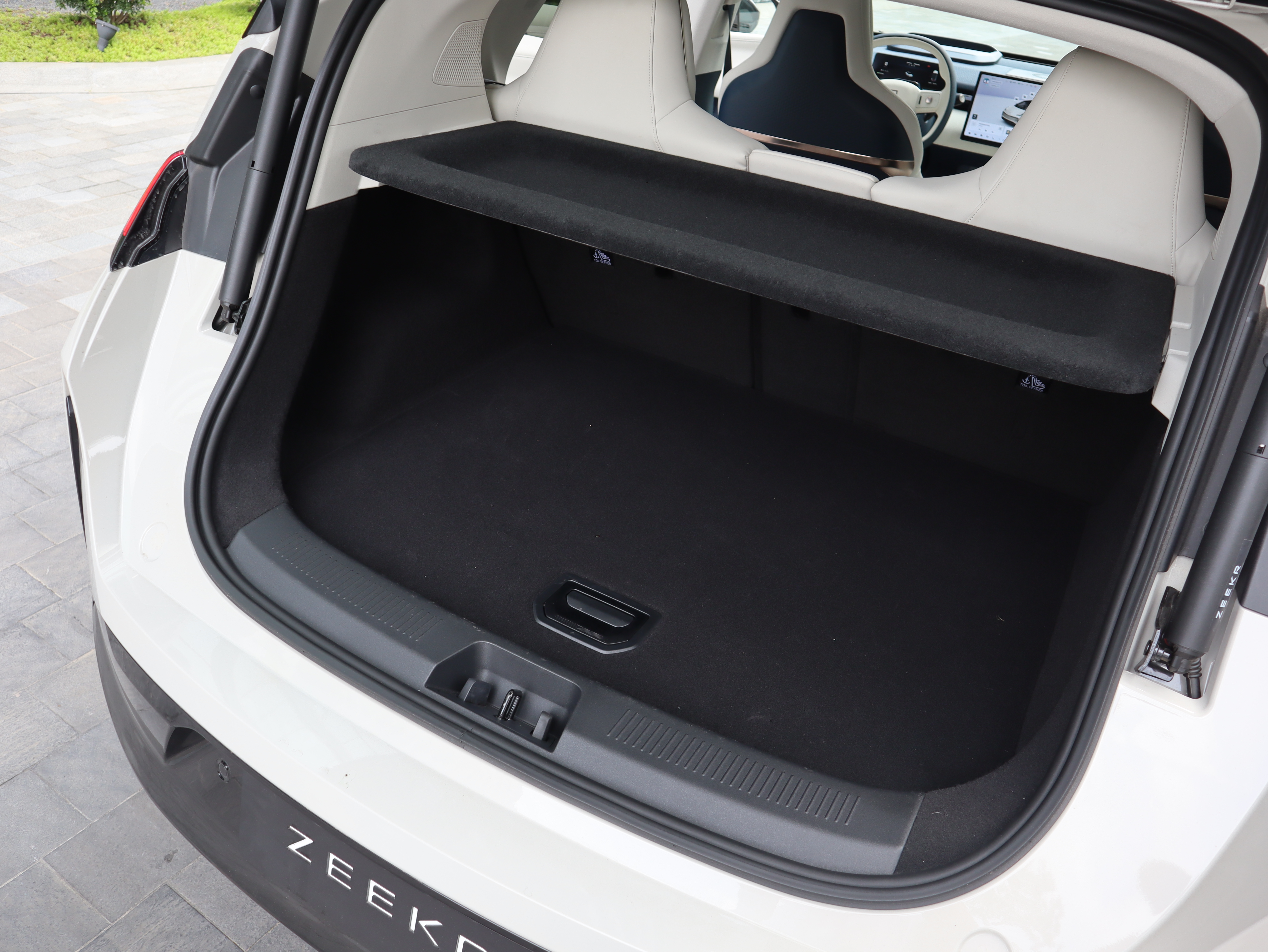 这个后备箱并不算大,但极氪x的后排座椅可以放倒,拉货倒也不是问题.