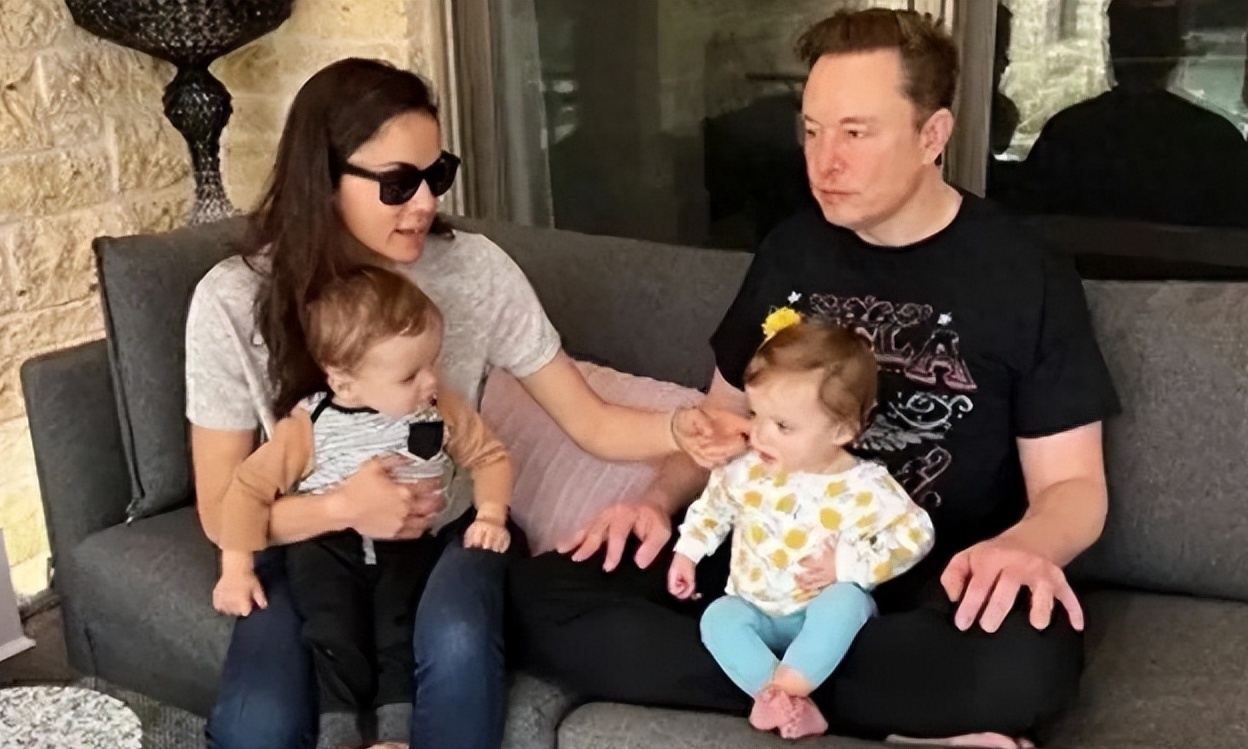 炸裂！马斯克官宣AI高管女友，生到14个还没完？