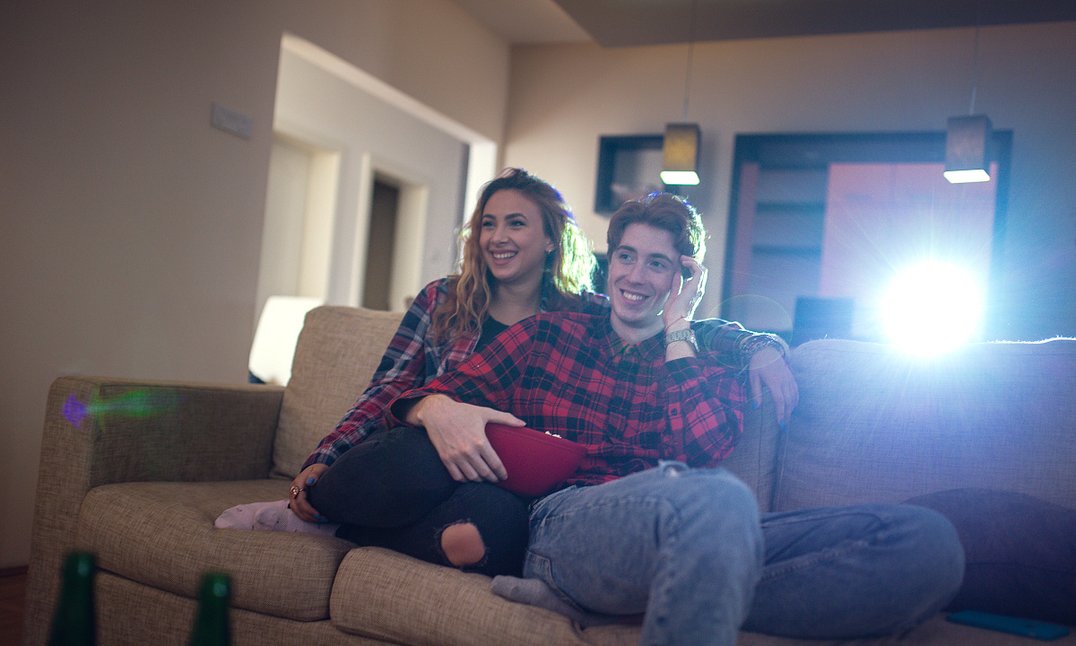 坚果和极米陷入口水战，智能投影仪难有“光明”的未来