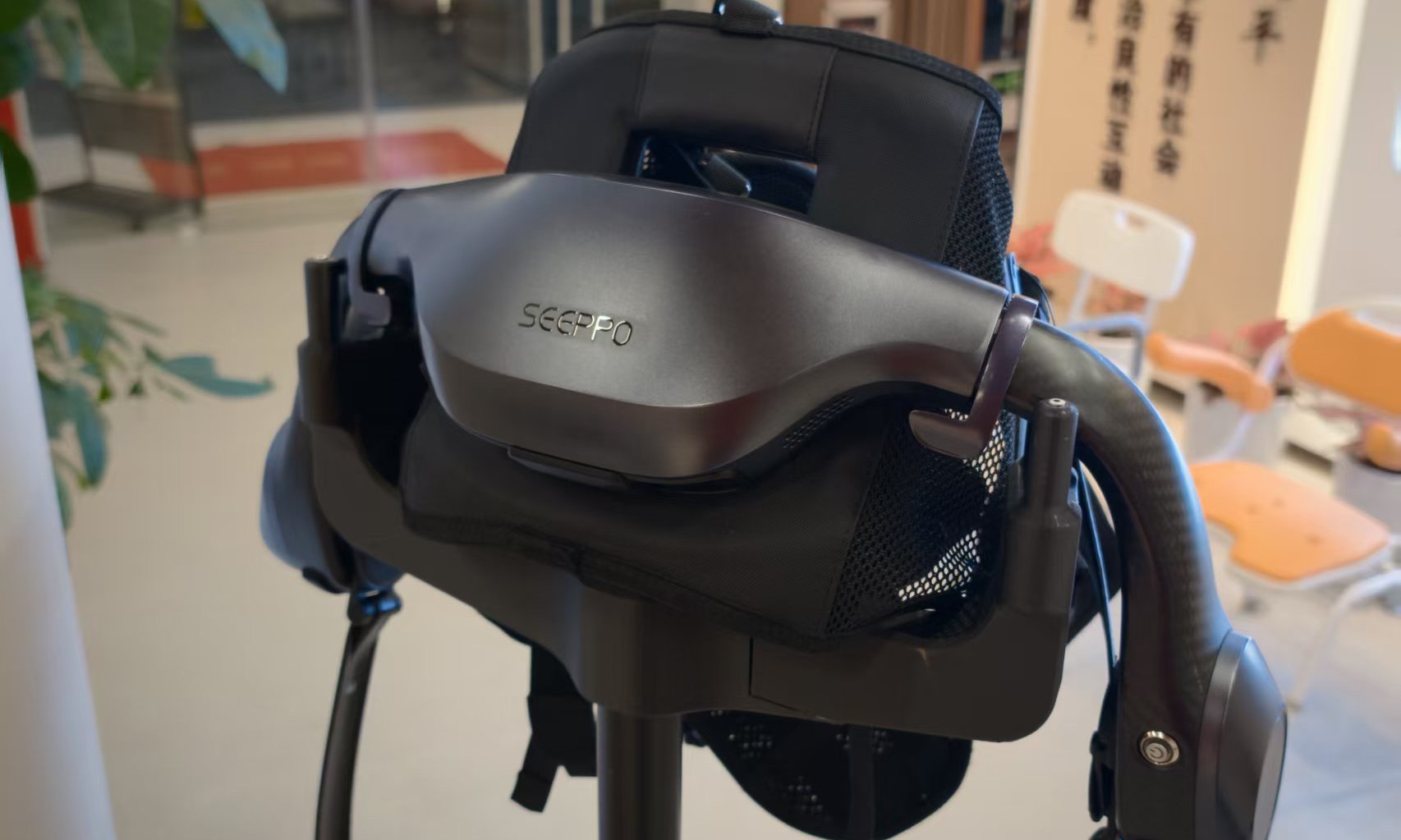 机械外骨骼瞄准老年人？线下体验后发现：这「电子拐杖」确实有用