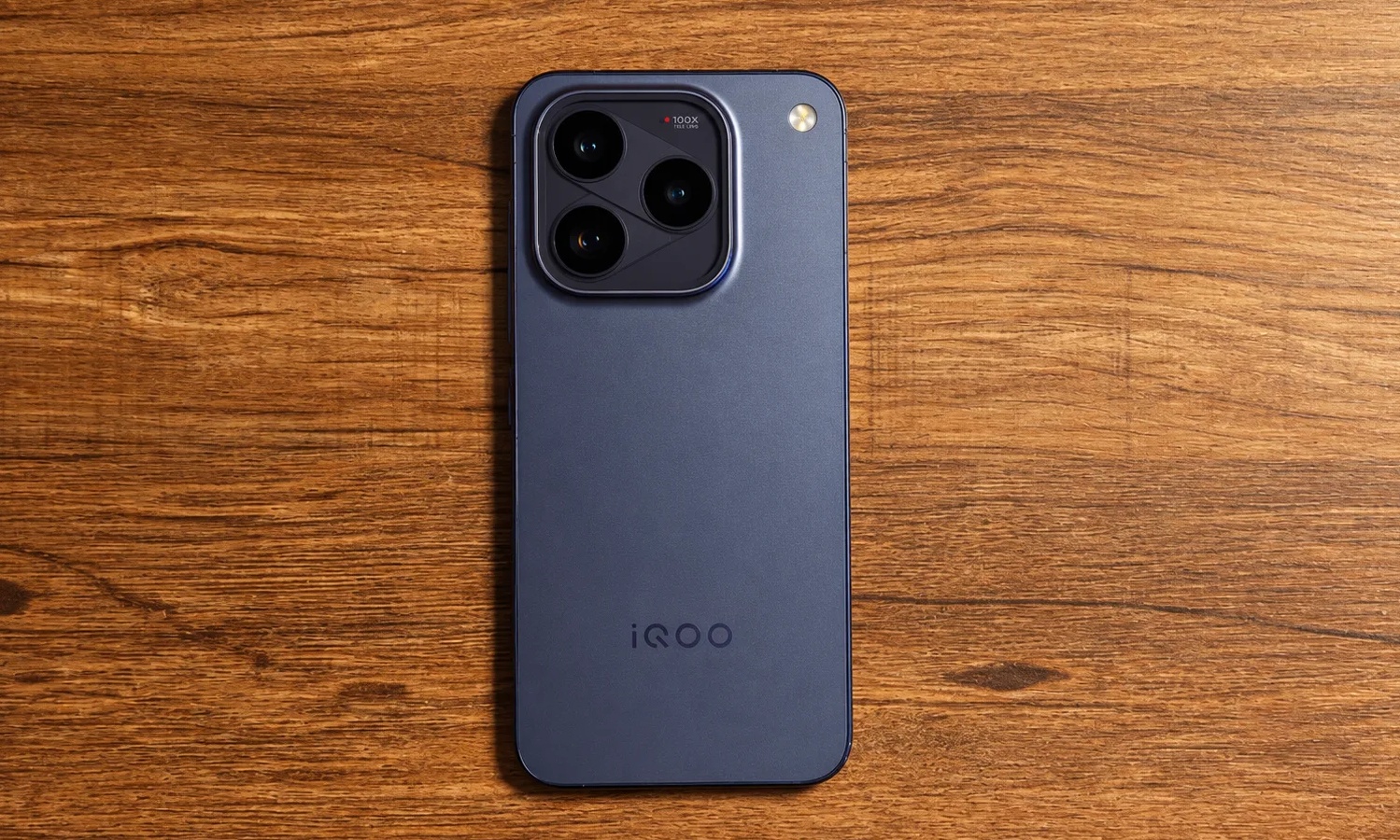 5999元起！iQOO 16上手：游戏旗舰也要卷画质了？