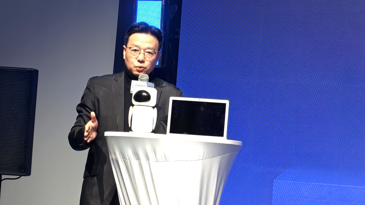 男人手里拿着杯子

AI 生成的内容可能不正确。