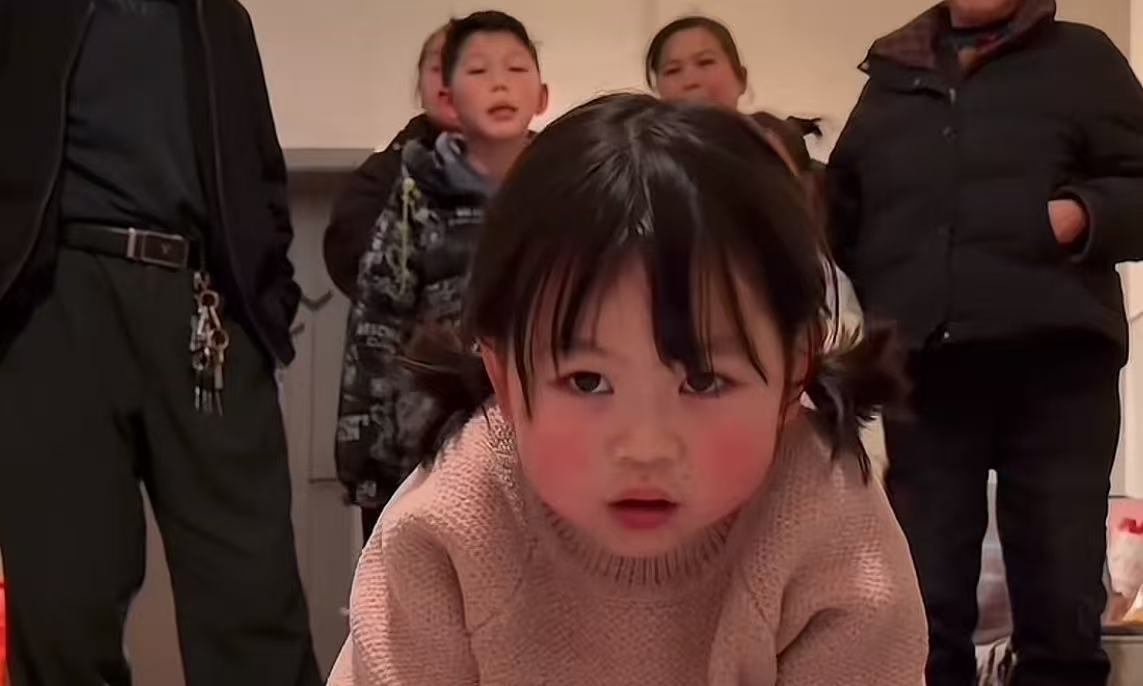 5岁网红瑶一瑶晒俯卧撑挑战,妈妈称就拍了一次,网友:强得可怕