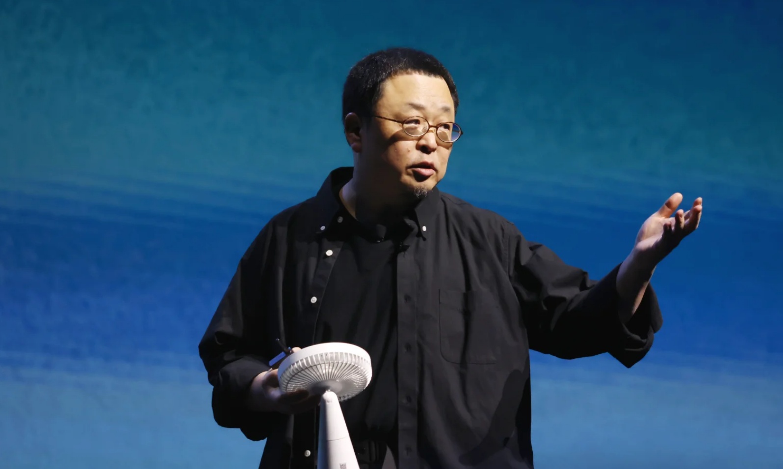 罗永浩新号粉丝冲破400万！曾力挺杨笠被嘲“掉粉”，这波反杀绝了