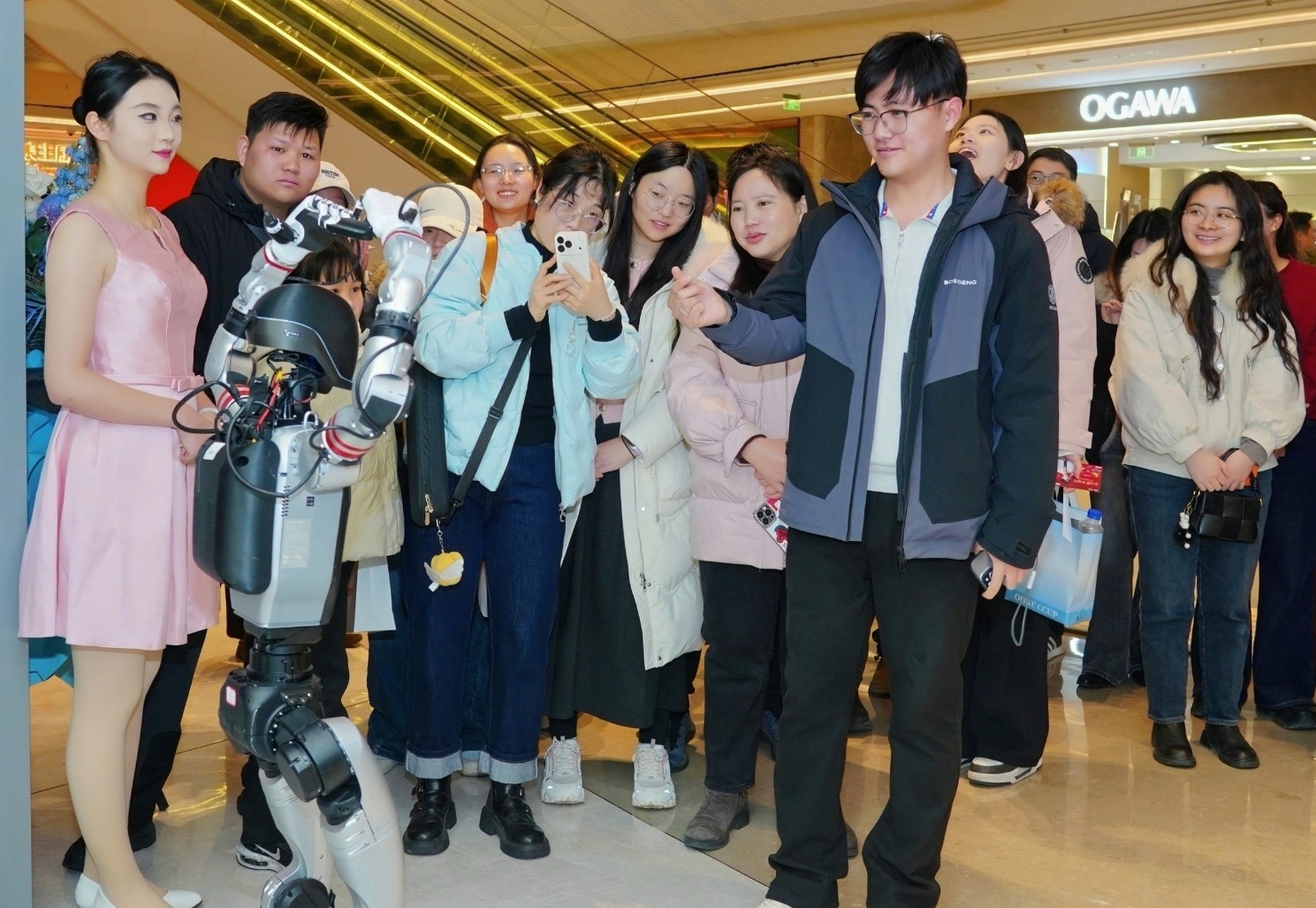 一群人站在一起

AI 生成的内容可能不正确。