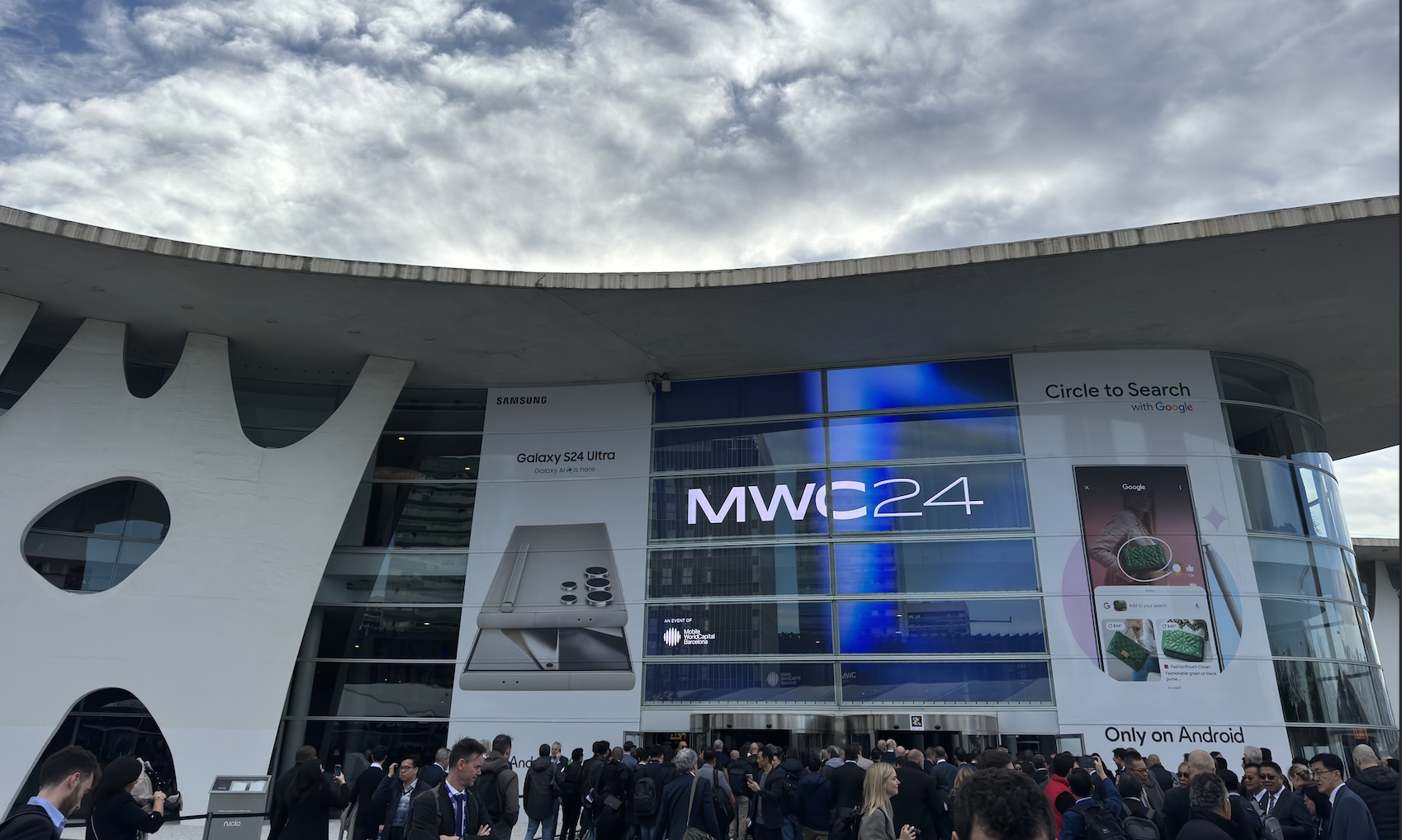 暴走3万步看透MWC ：国产品牌占C位，AI硬件浪潮澎湃