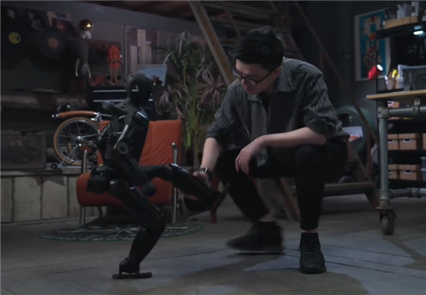 “稚晖君”发布全球首个个人机器人：轻松塞进背包拎着就能走