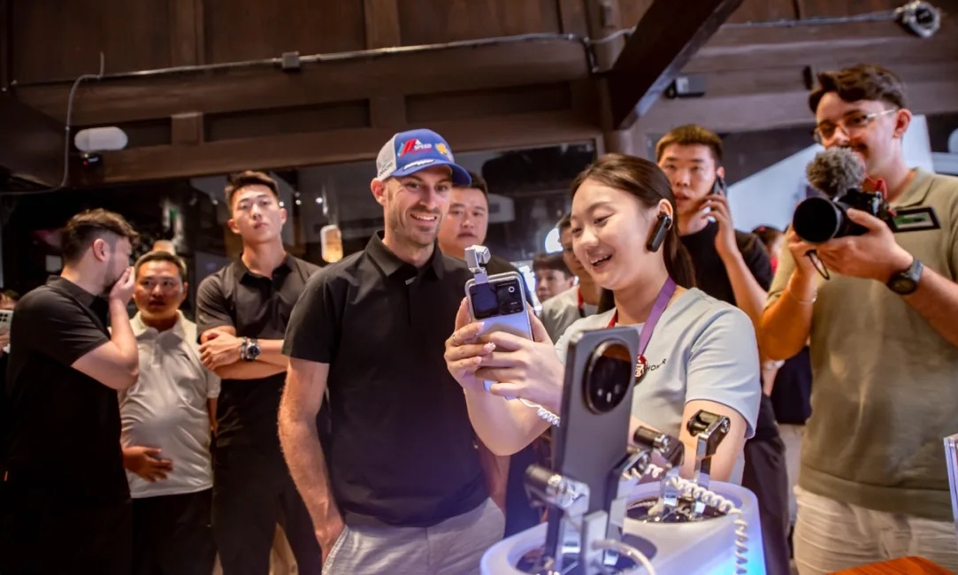 从赛道极限到AI探索，张雪机车车手德比斯体验荣耀Robot Phone