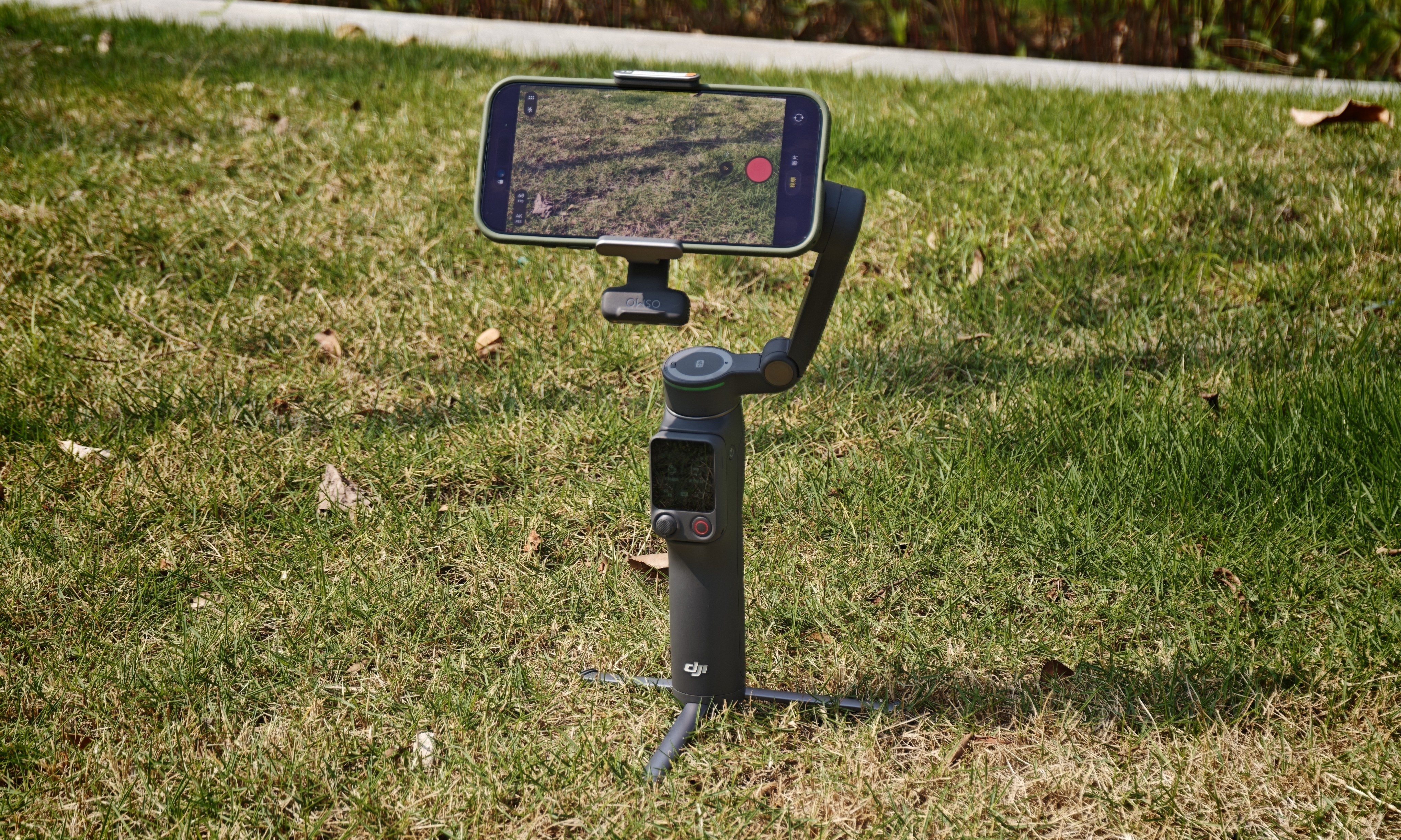 大疆Osmo Mobile 8P评测：AI跟拍稳若磐石，手机秒变Pocket 4