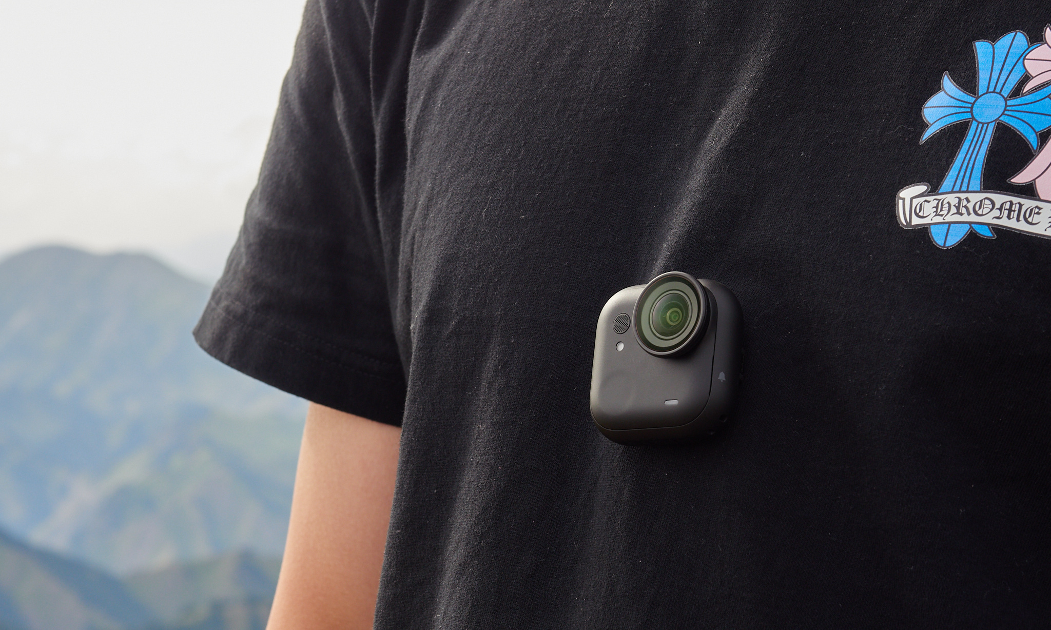 户外影像的2025年：性能内卷退潮，无感体验爆发，大疆影石双雄争霸