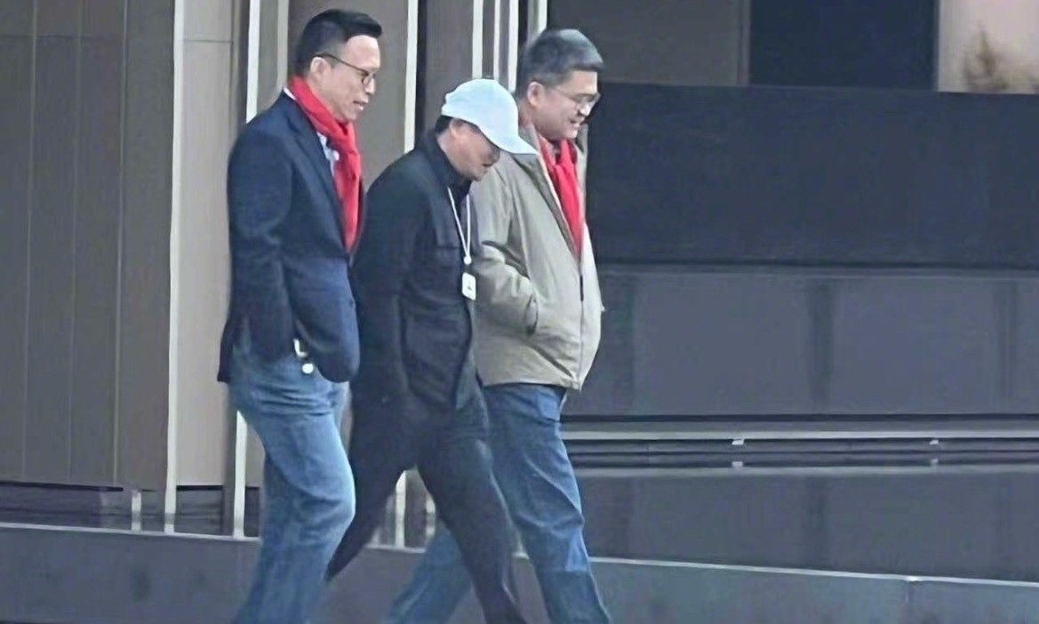 马云戴工牌现身蚂蚁园区!两天连抛AI大招,真要下场指挥AI大战?