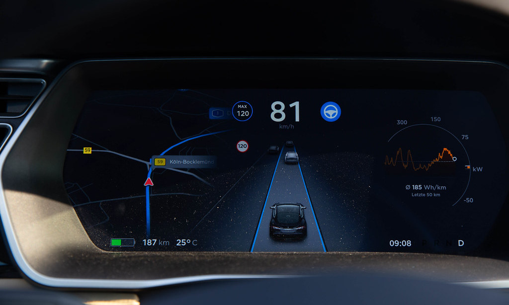 “网红”马斯克，想靠智能手机击垮苹果