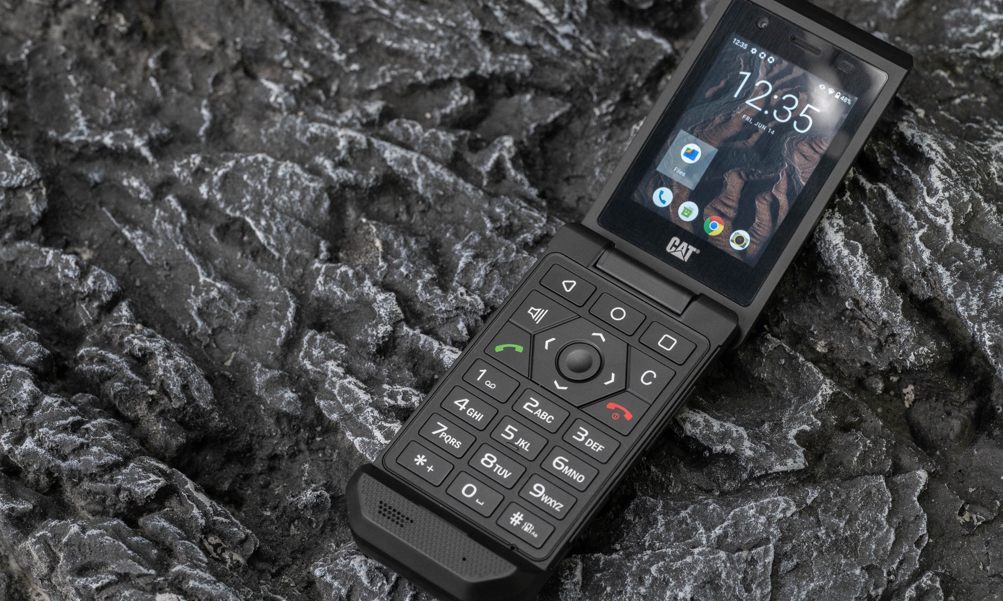 这家挖掘机巨头出了台翻盖机：三防够猛，体验难评