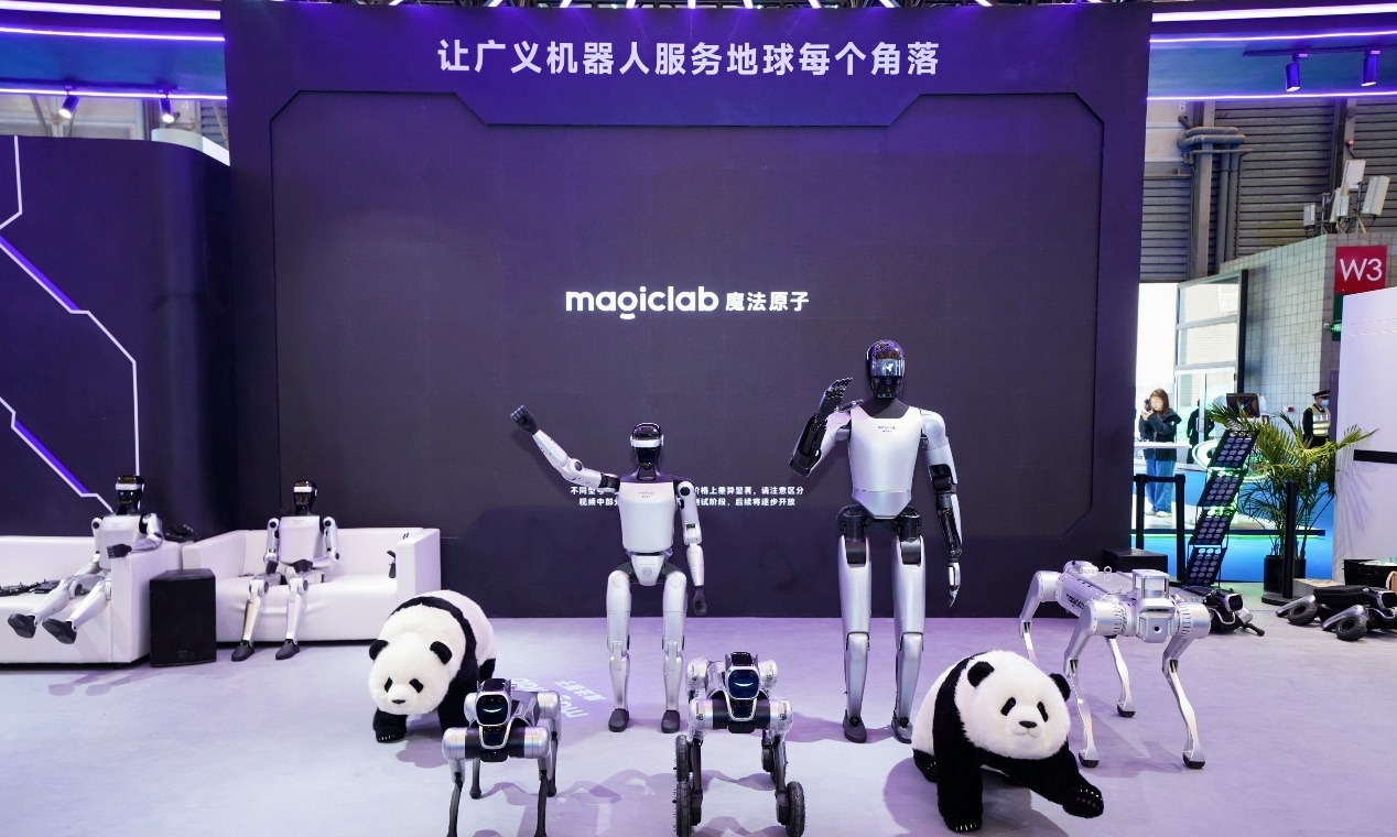 魔法原子亮相AWE，把机器人从“流量”做成“生意”