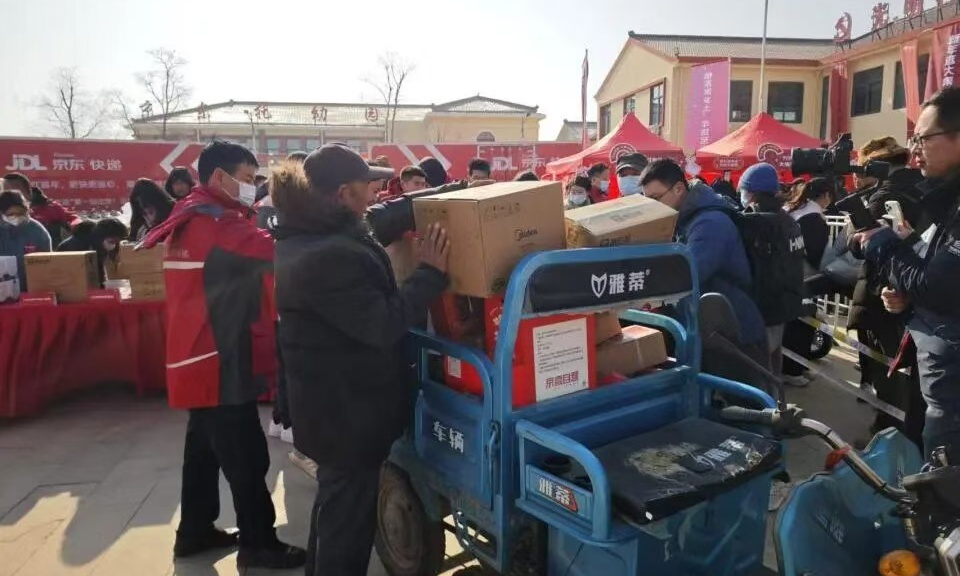 刘强东又发福利！腊八节给村民送年货、开村晚，网友们羡慕了