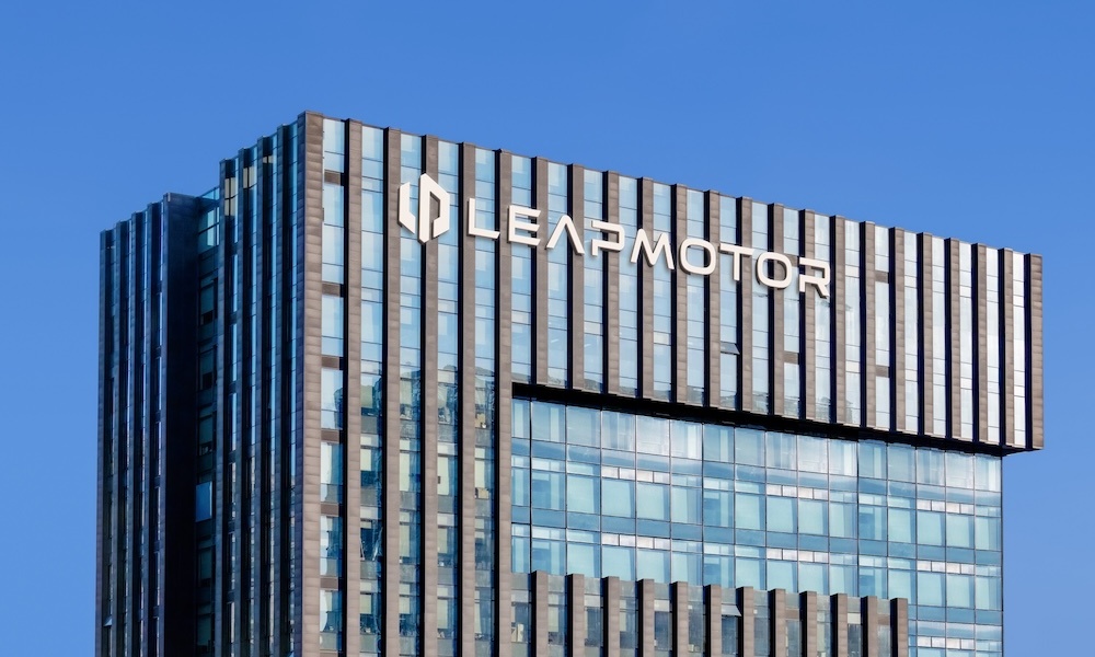 送工厂、送门店！去年血亏1772亿的Stellantis，把零跑当成了救星