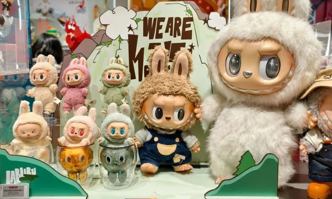 泡泡玛特亏麻了！股价暴跌40%，Labubu从炒到5千跌到白菜价