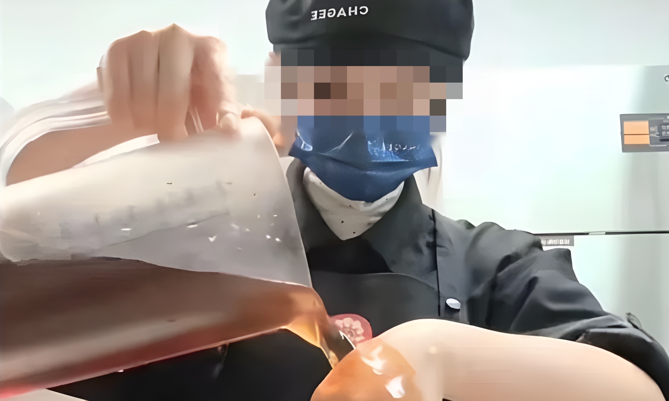 离谱!霸王茶姬店员徒手打奶茶,网友:谁敢喝?