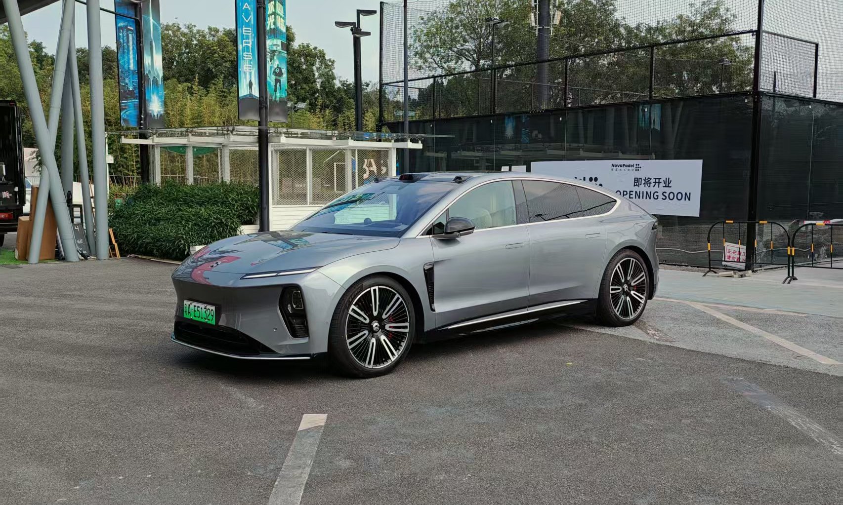 80万买国产豪车值吗？蔚来ET9实测：比奔驰S级更懂科技新贵