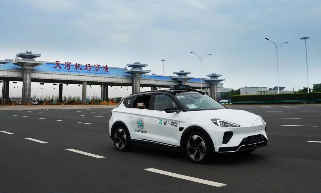 武汉百辆萝卜快跑趴窝！Robotaxi“安全神话”崩溃给人类敲响警钟？