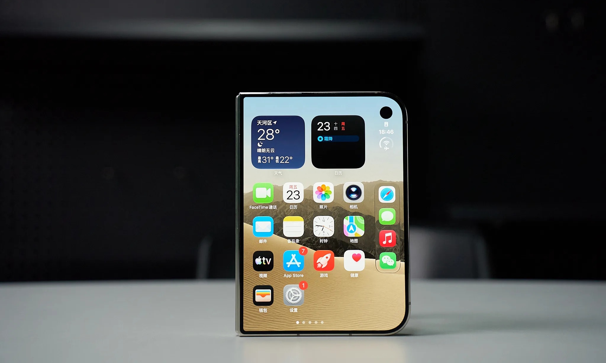 iPhone Duo开卖！排队少了价格却坚挺，土豪果粉的电子奢侈品？