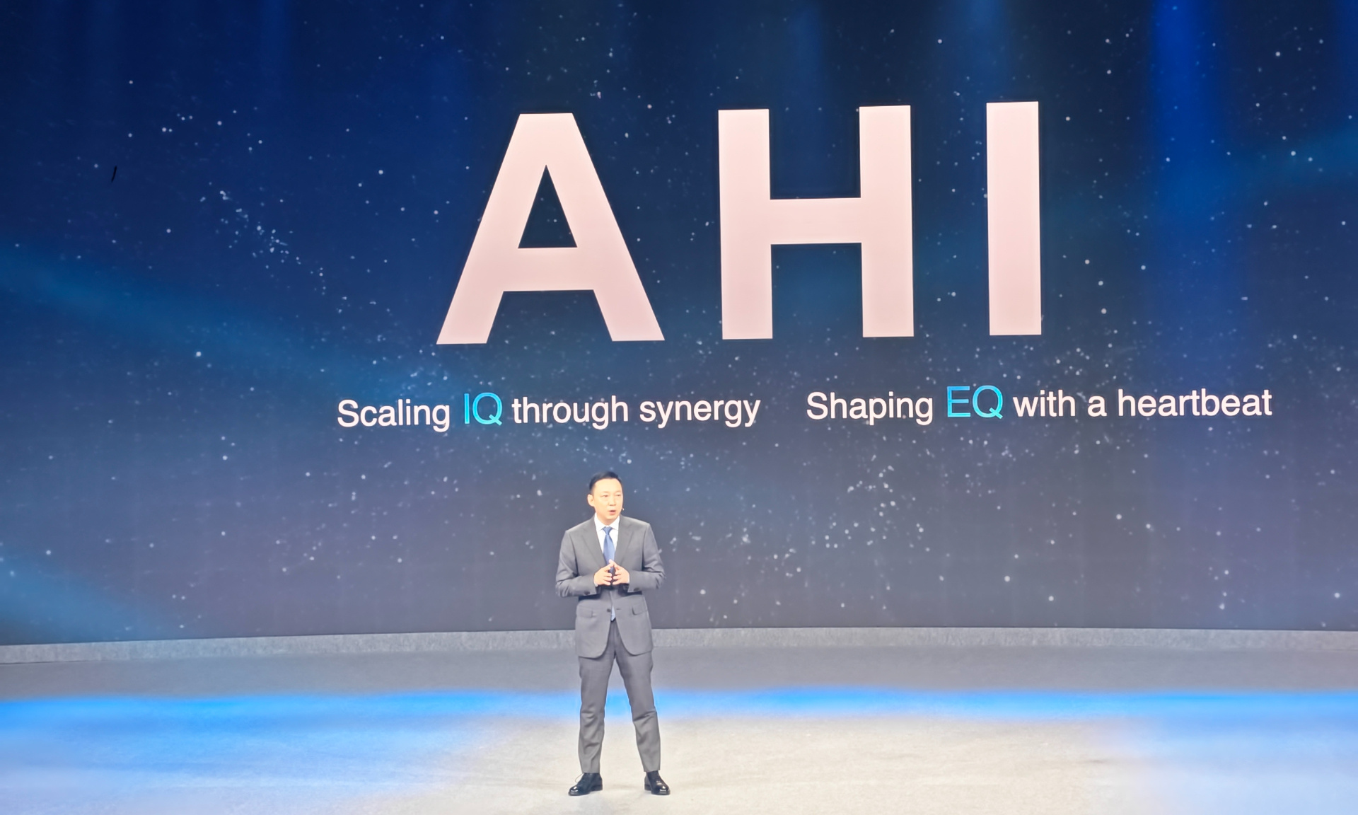 荣耀获邀登MWC主舞台 CEO李健：将致力创造“很酷的AI未来”