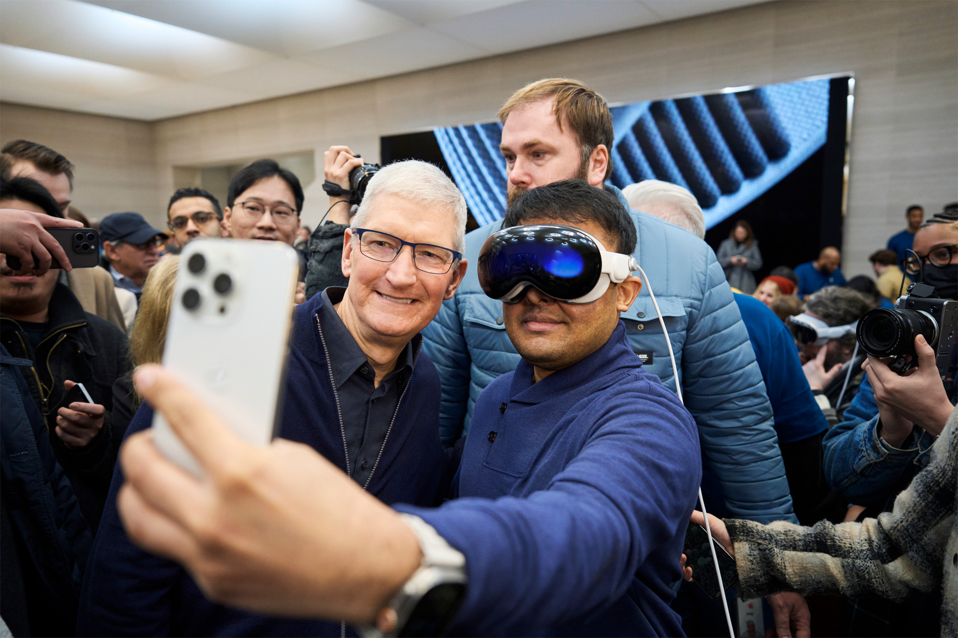 Apple-Vision-Pro-availability-selfie-with-Tim-Cook.jpg