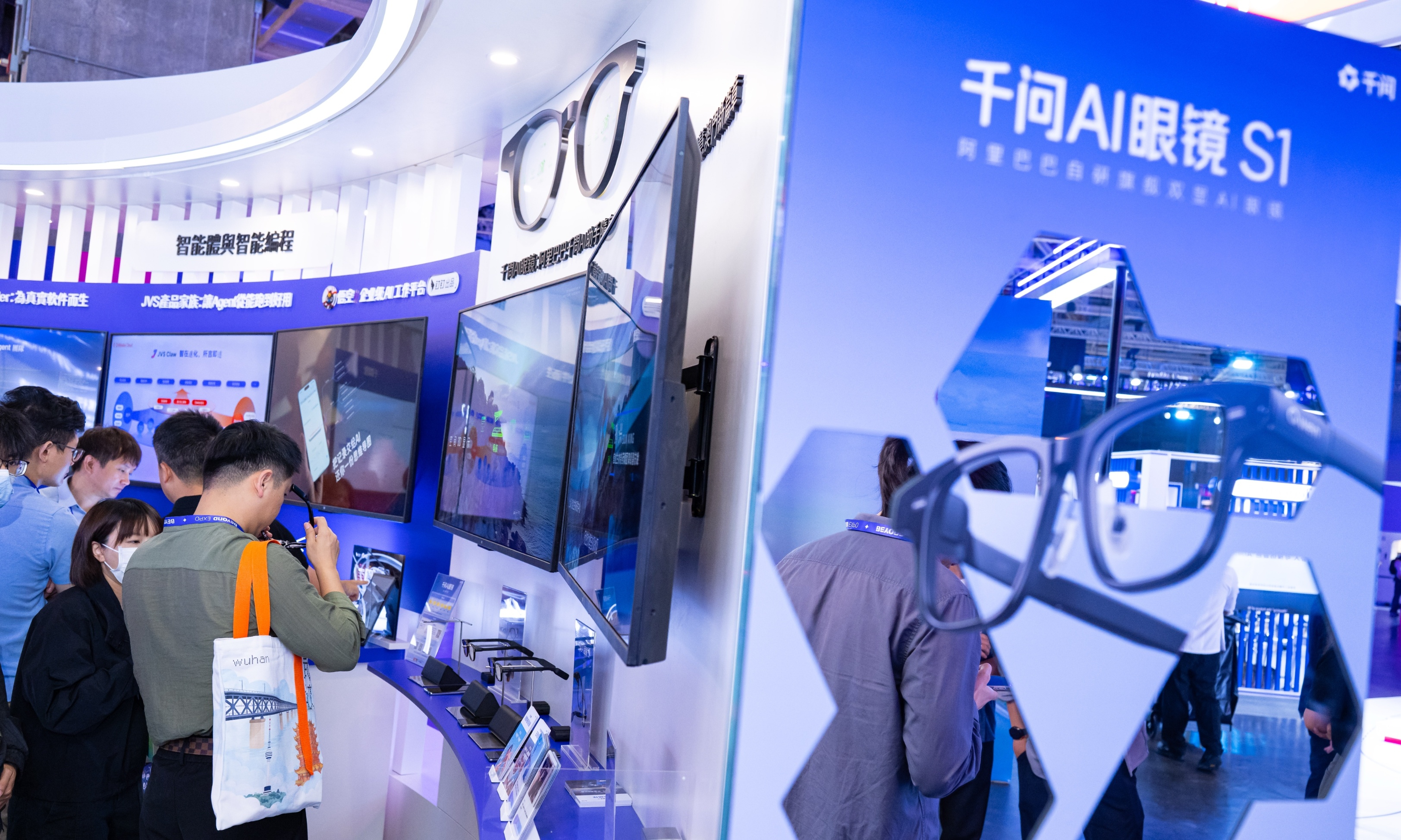 千问AI眼镜亮相BEYOND 2026:AI开始“主动服务”了