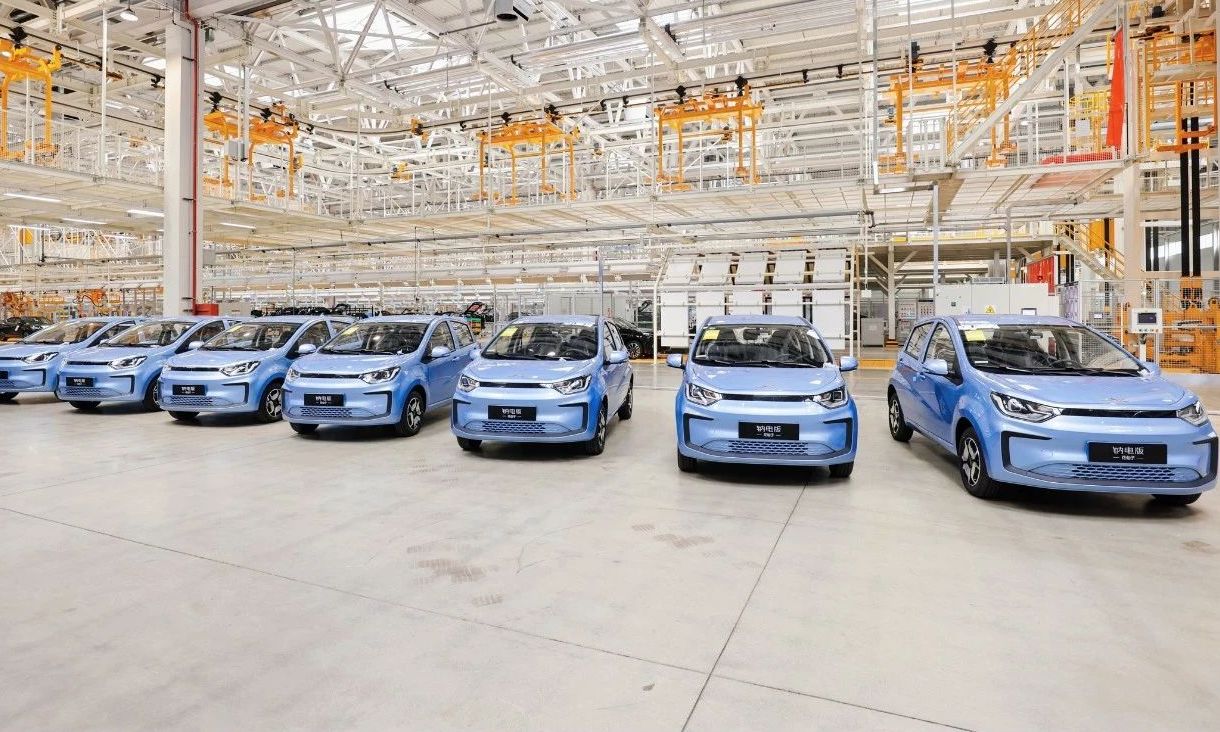 以后电车不降价不行！江淮首款钠电池新车交付