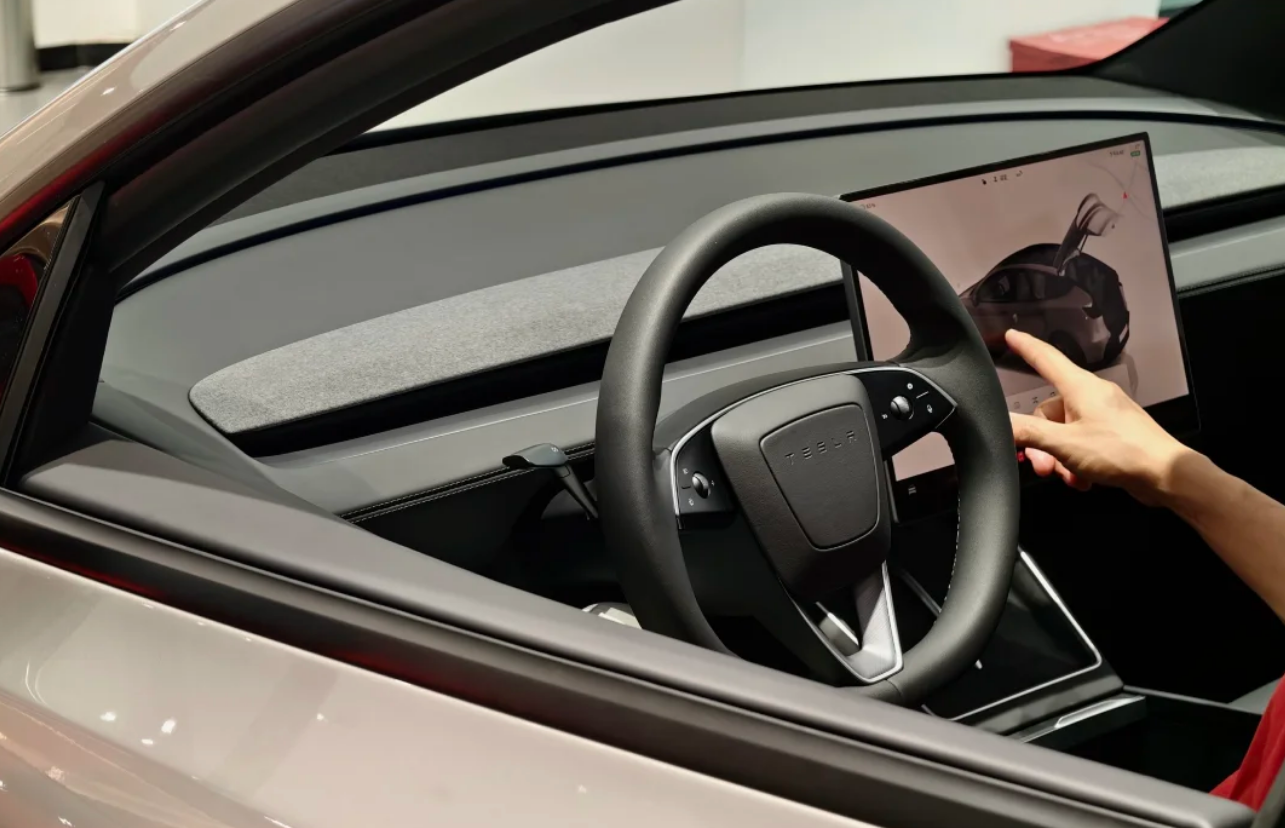 特斯拉出了逆天Bug？车机逼疯打工人，一天自动拨出12次电话