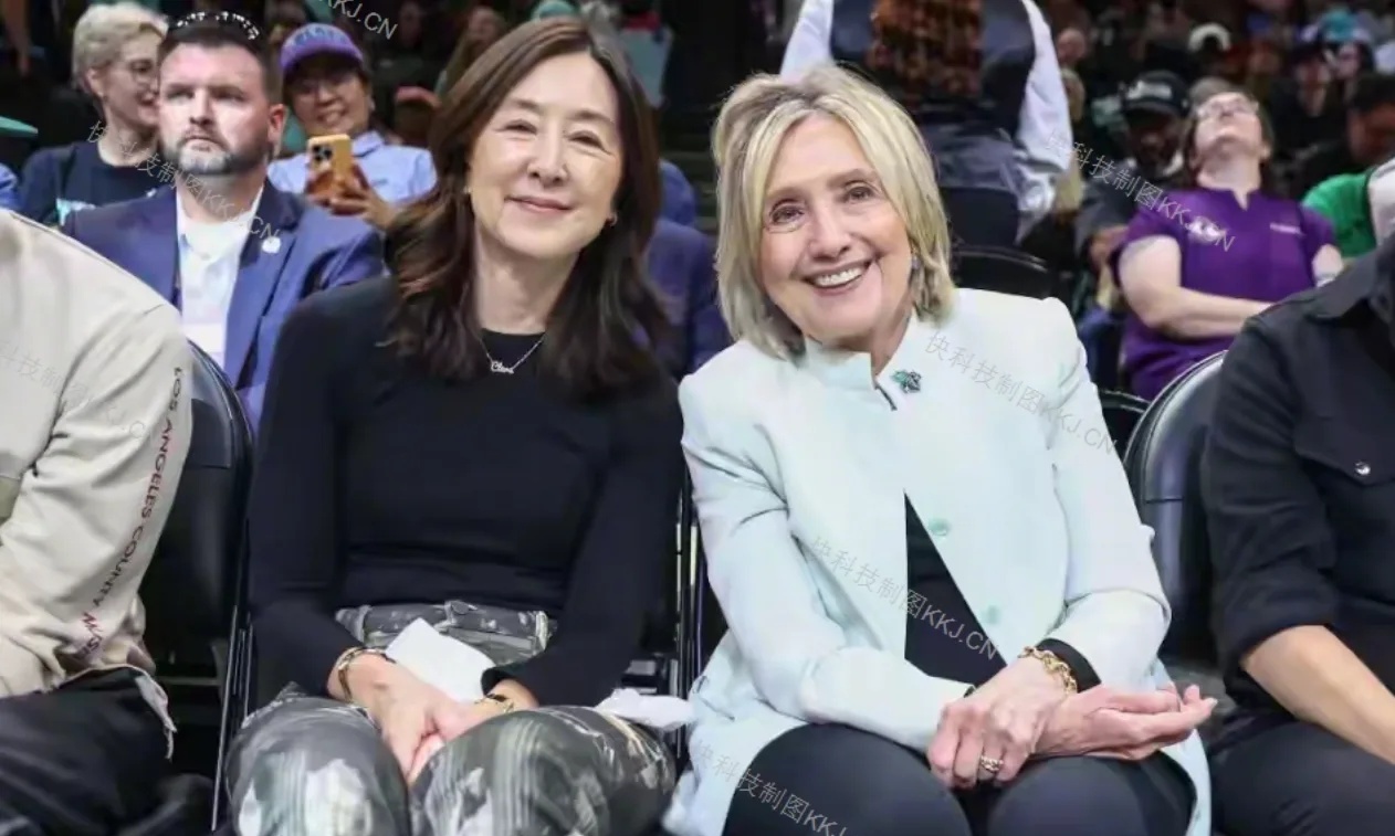公开亮相!蔡崇信前妻吴明华离婚后现身球场,和希拉里同框交流