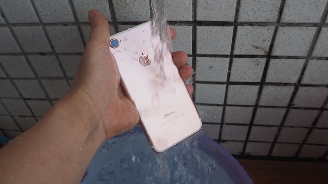 iphone 7冲水,泡水都毫发无损,洗手机的正确姿势