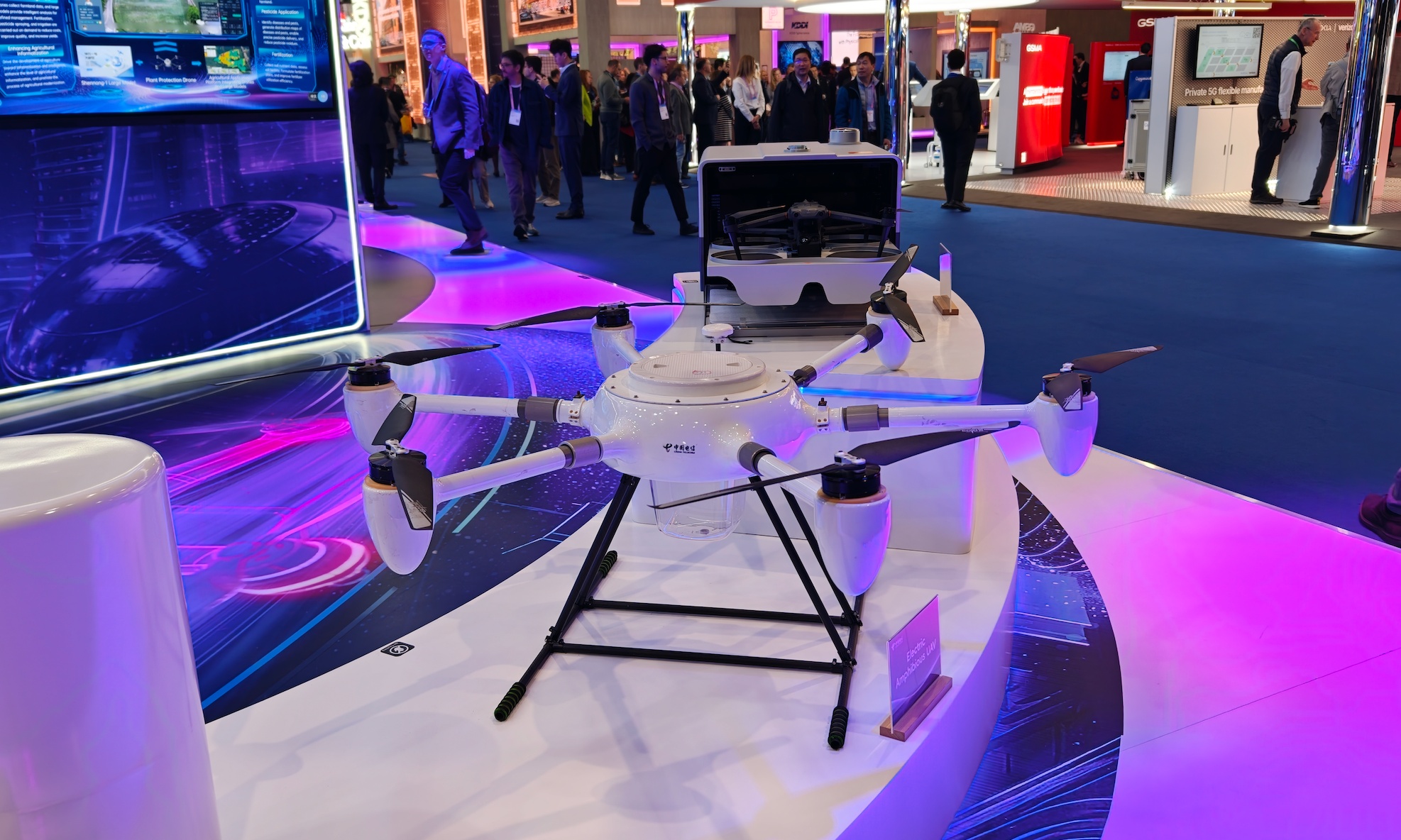 华为修“天路”、中兴开“天眼”：国产通信巨头在MWC26争相「上天」