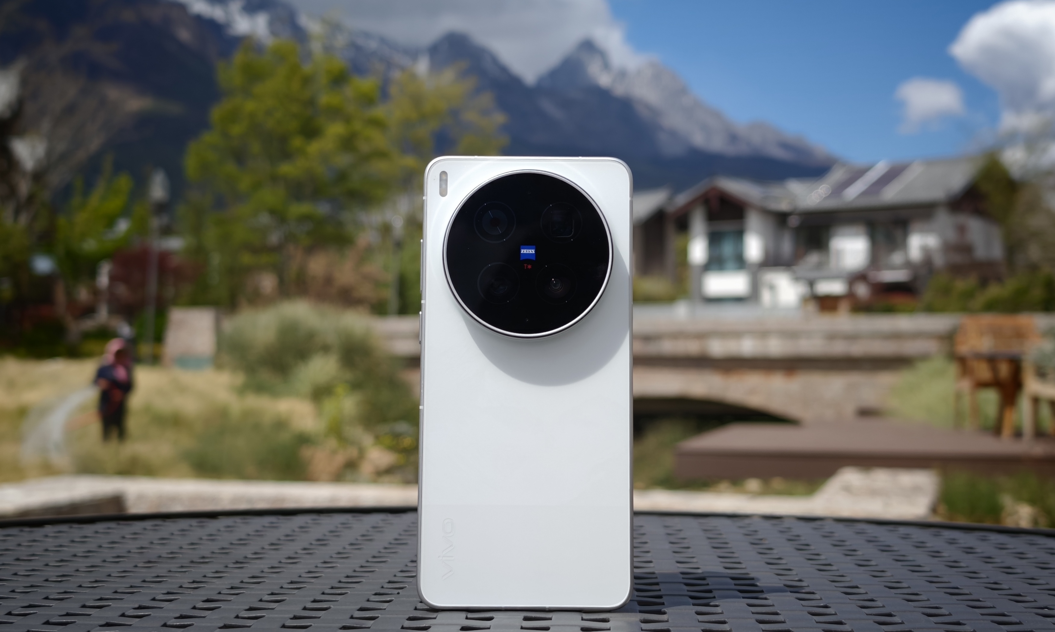 vivo X300 Ultra首发评测：长焦防抖封神，但算法依旧「管太多」