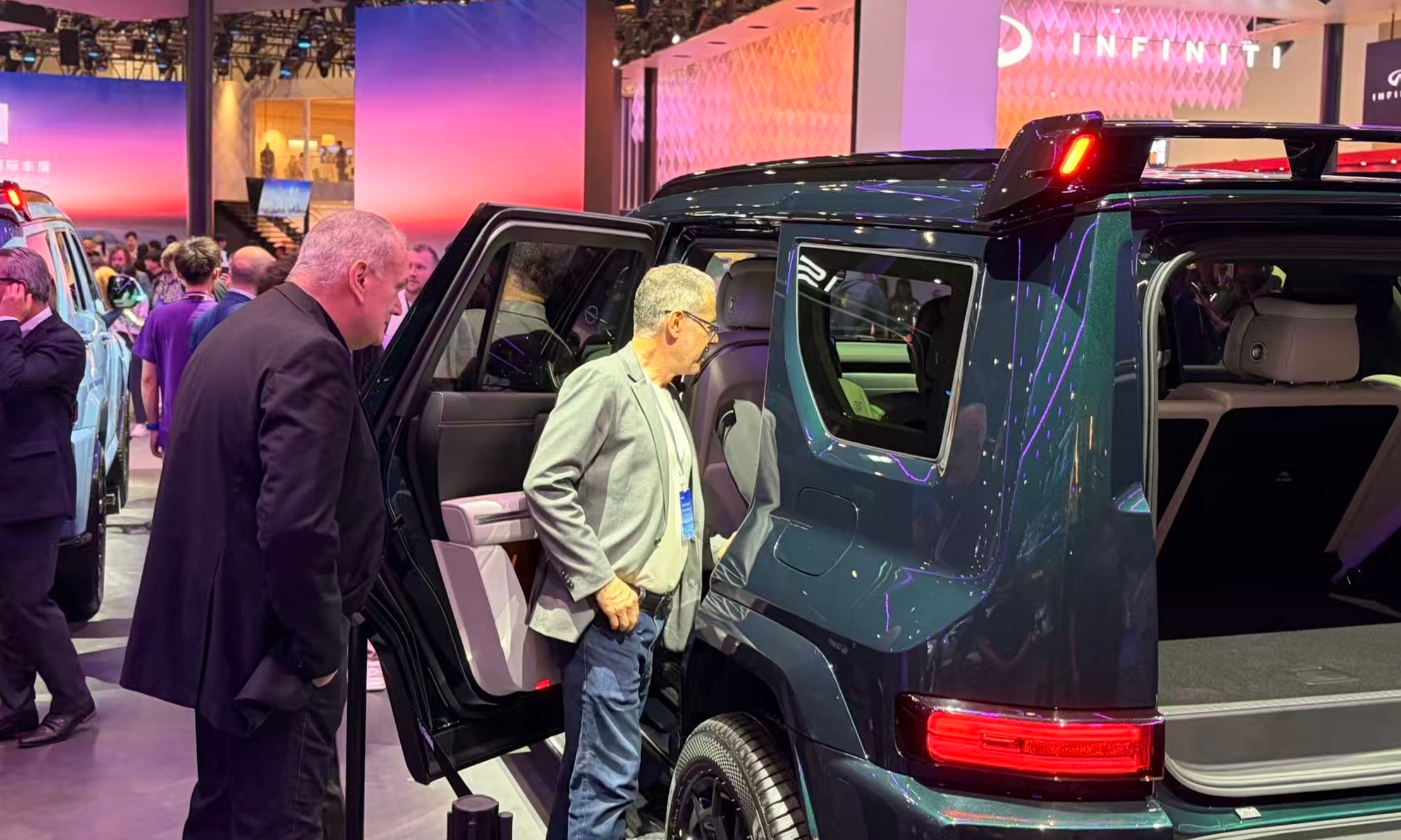 北京车展外国人众生相：抄作业，递名片，等雷军